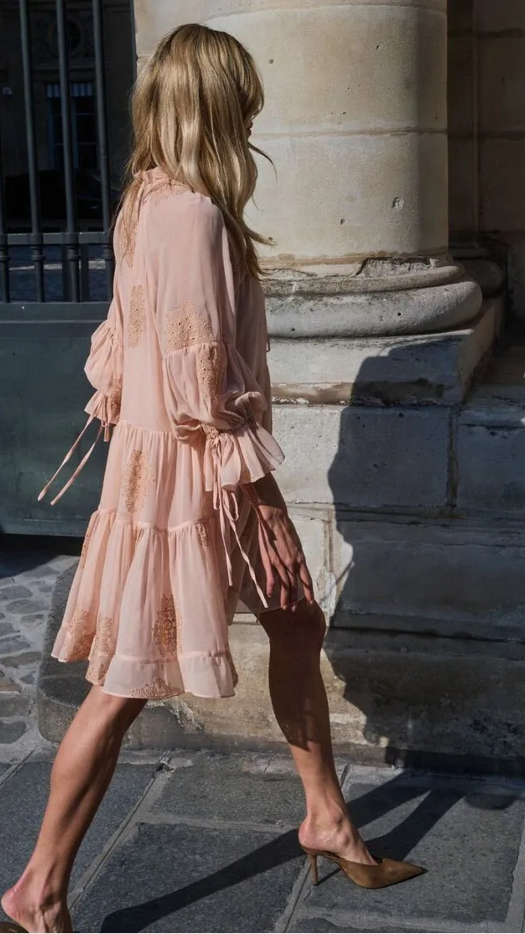 Vestido Mini Bordado Recortes Franzidos Rosé