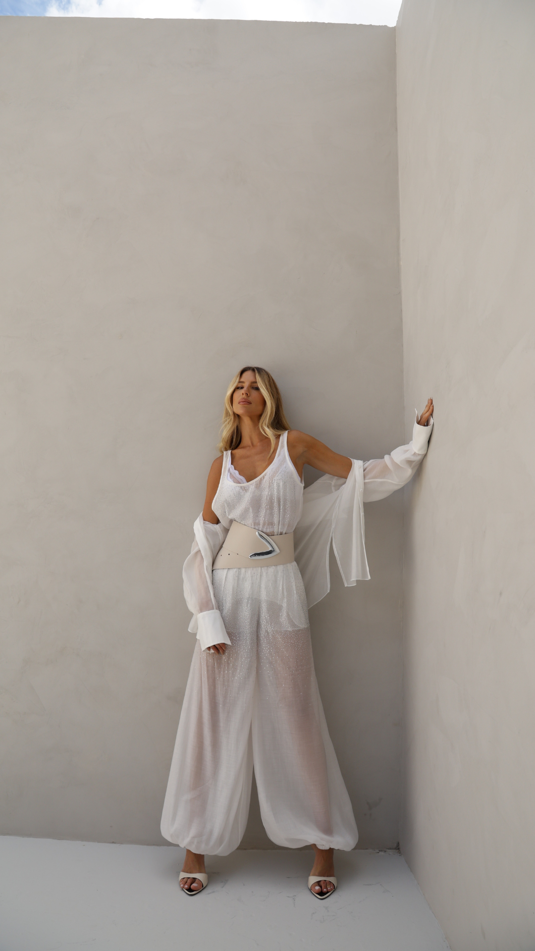 Cinto Largo Couro Fivela V Dourada Off White