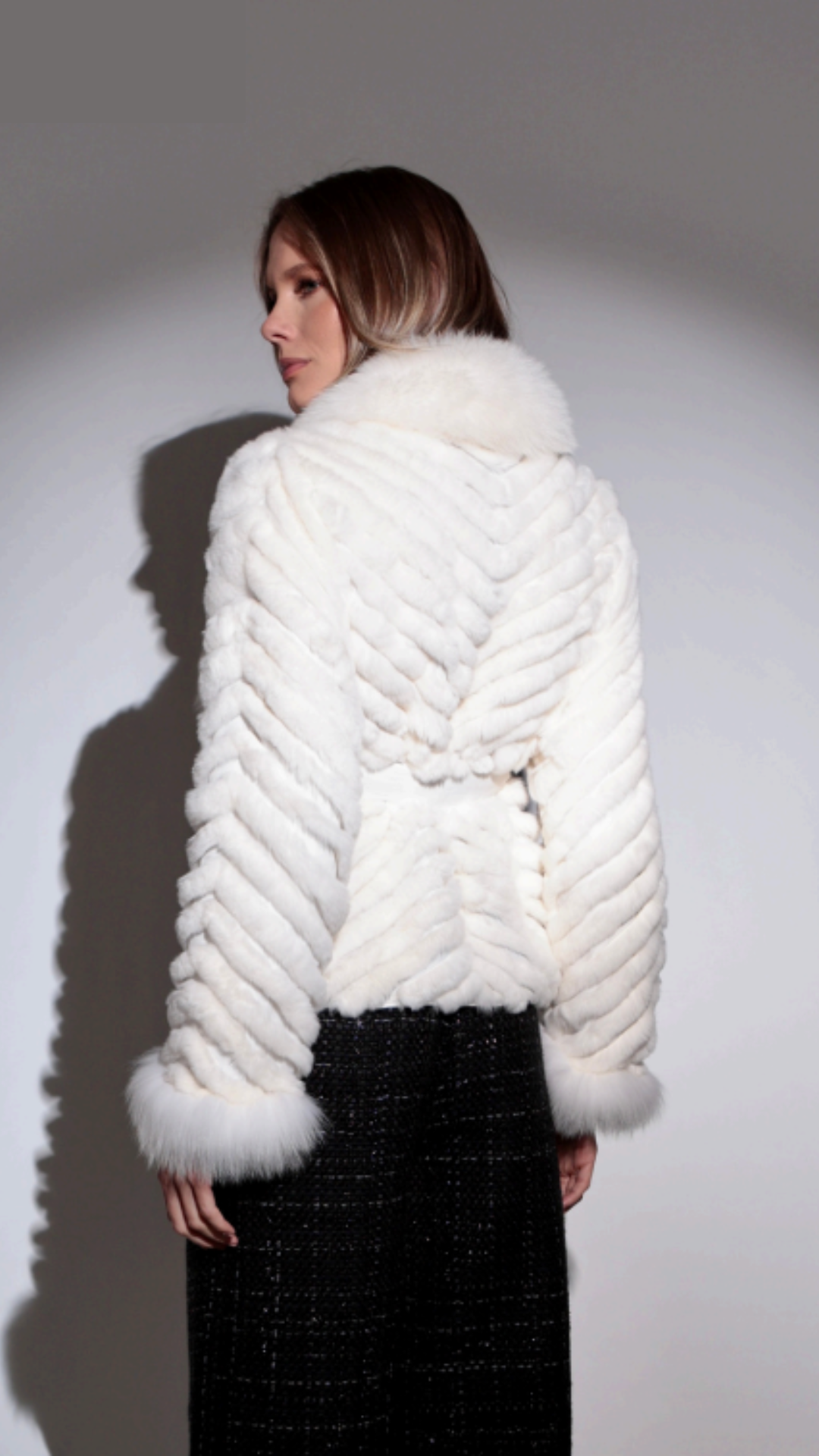 Casaco Pele Lebre c/ Cinto Geométrico Gola Maxi Off White