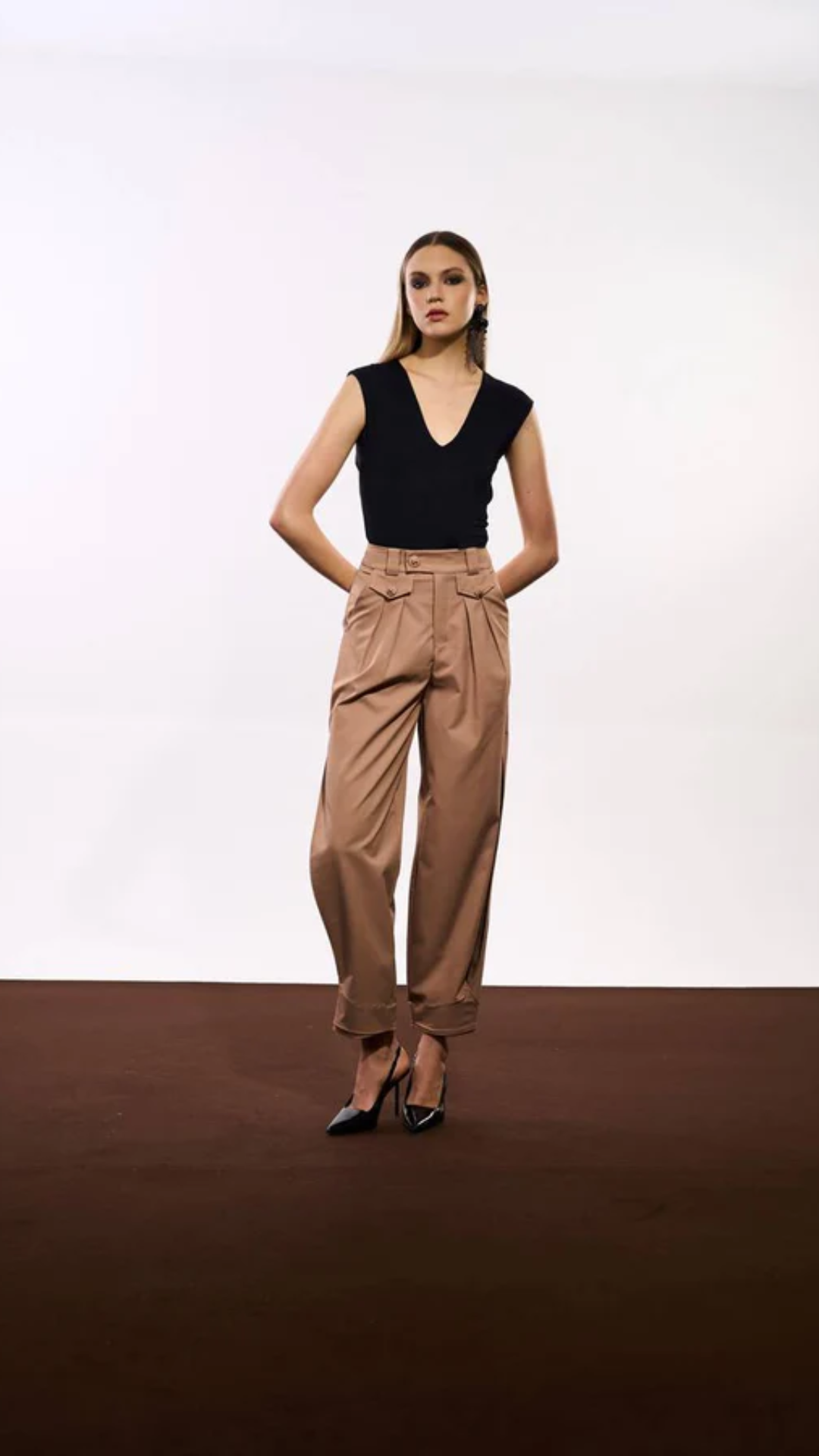 Calça Alfaiataria Cropped Maxi Fenda Mocha