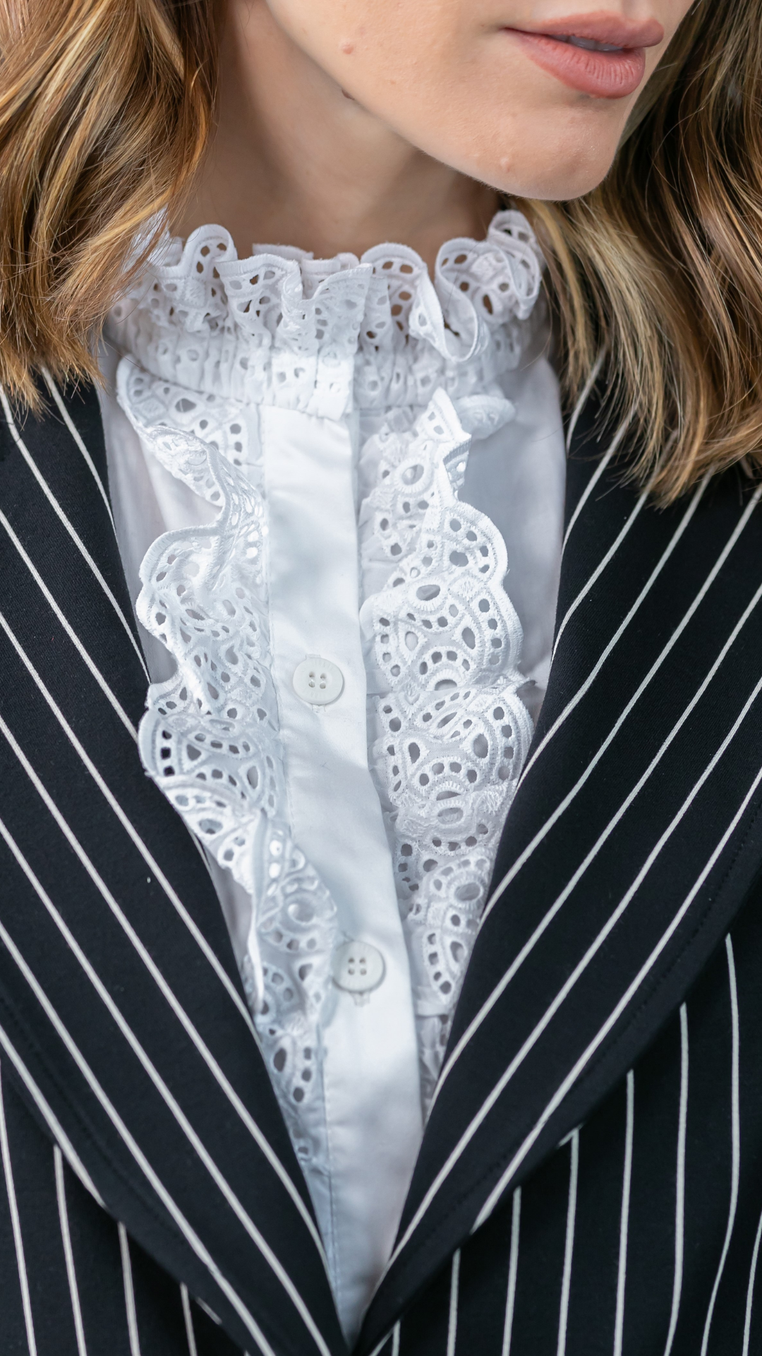 Camisa Branca com Babado de Renda