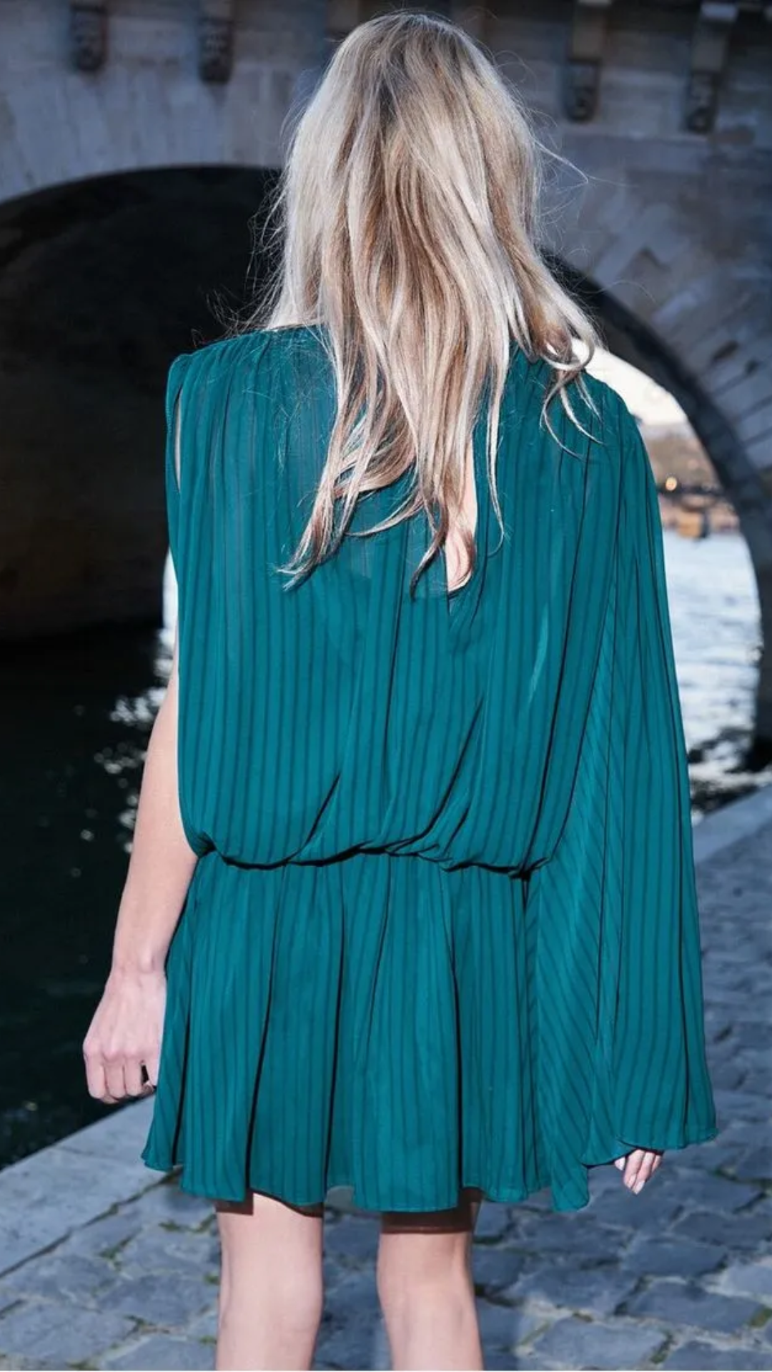 Vestido Curto Blusado Uma Manga Verde
