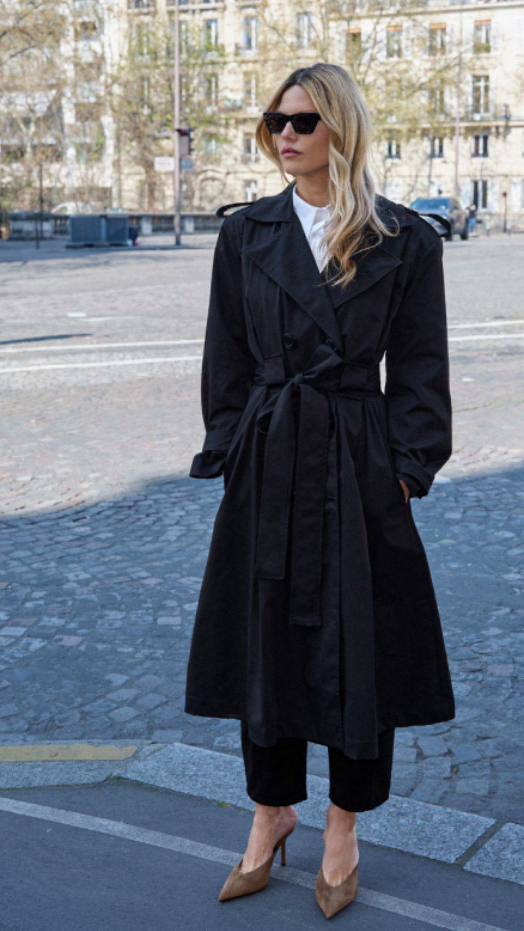 Trench Coat Pregas Passantes Largos e Recorte Sobreposto Preto