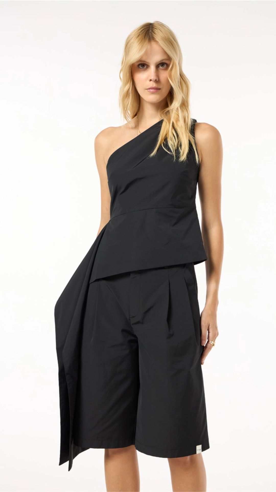 Conjunto Blusa Assimétrica e Bermuda Preto