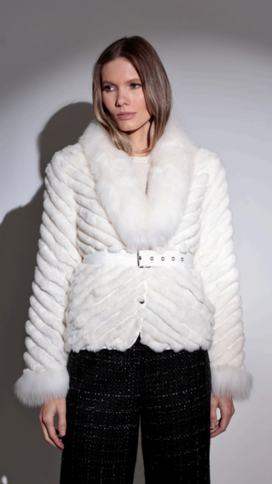 Casaco Pele Lebre c/ Cinto Geométrico Gola Maxi Off White