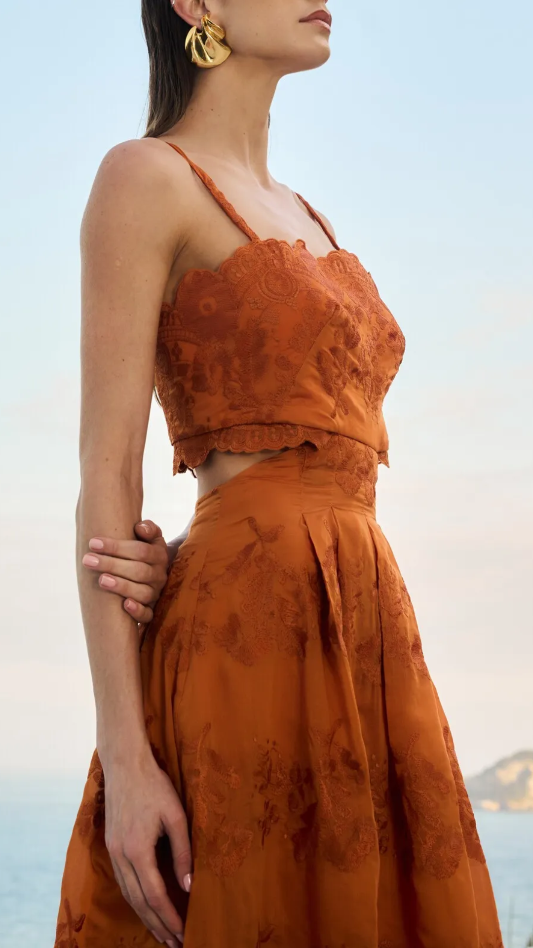 Vestido Midi Laranja com Bordado e Recortes