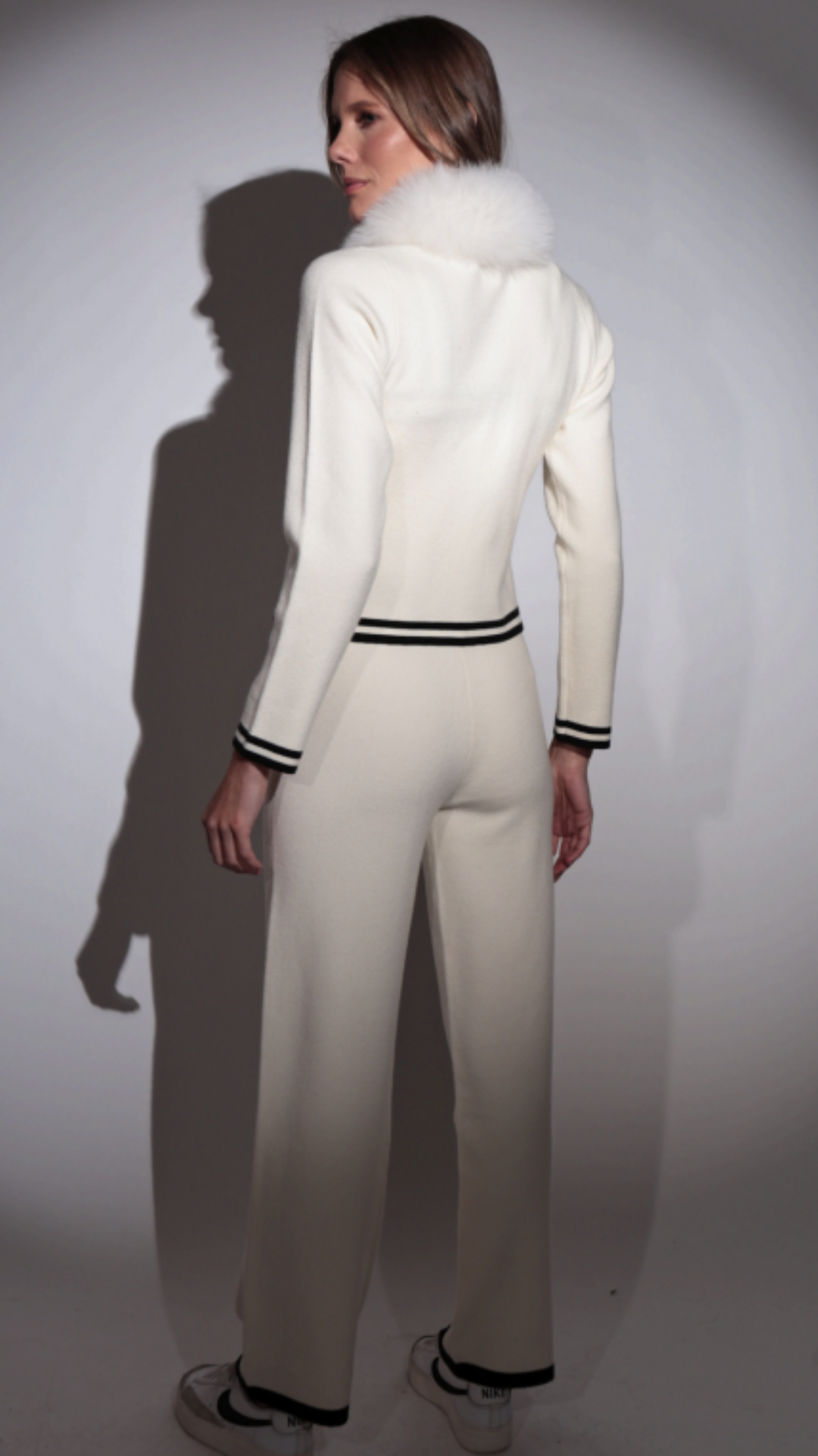 Conjunto Tricot Cardigan Gola Pele Removível com Top e Calça Pantalona Off White/Black