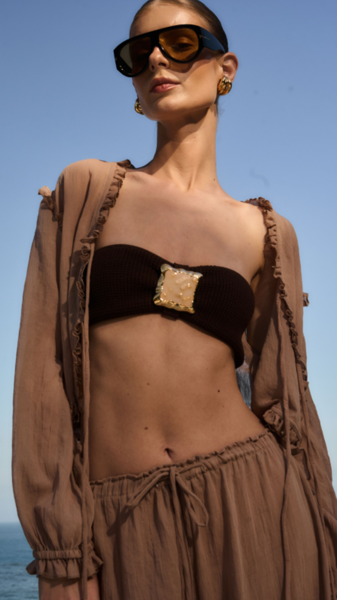 Conjunto Blusa e Calça com Detalhes em Babados Bege