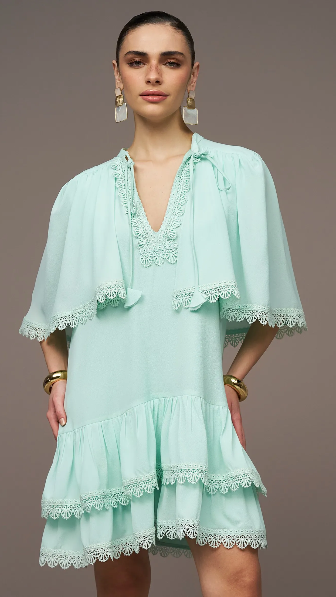 Vestido Curto Verde Água com Capa