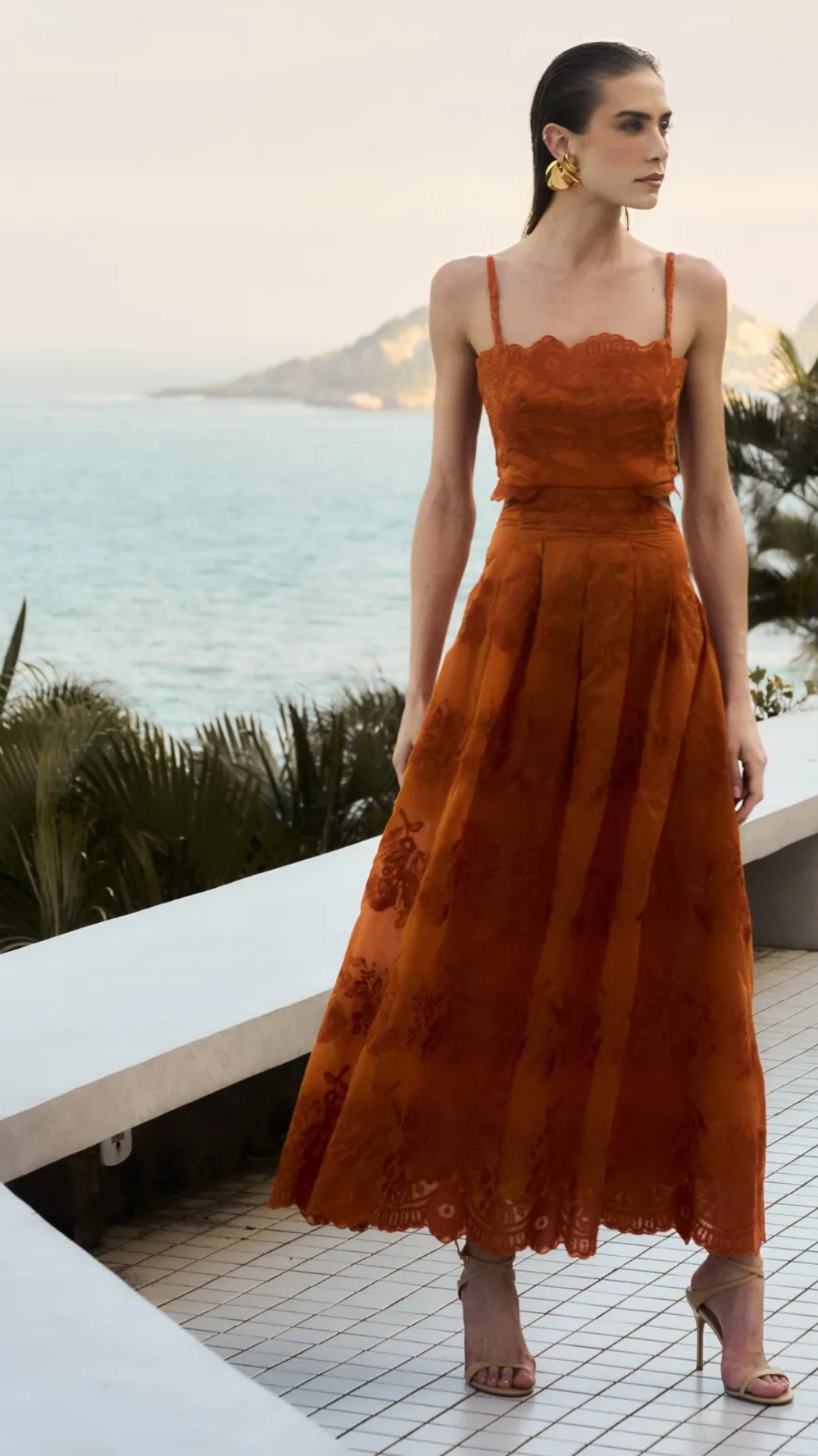 Vestido Midi Laranja com Bordado e Recortes