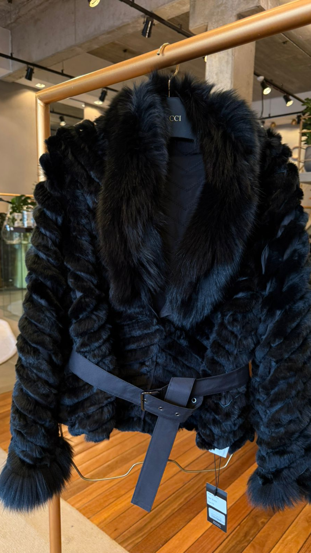 Casaco Pele Lebre c/ Cinto Geométrico Gola Maxi Black