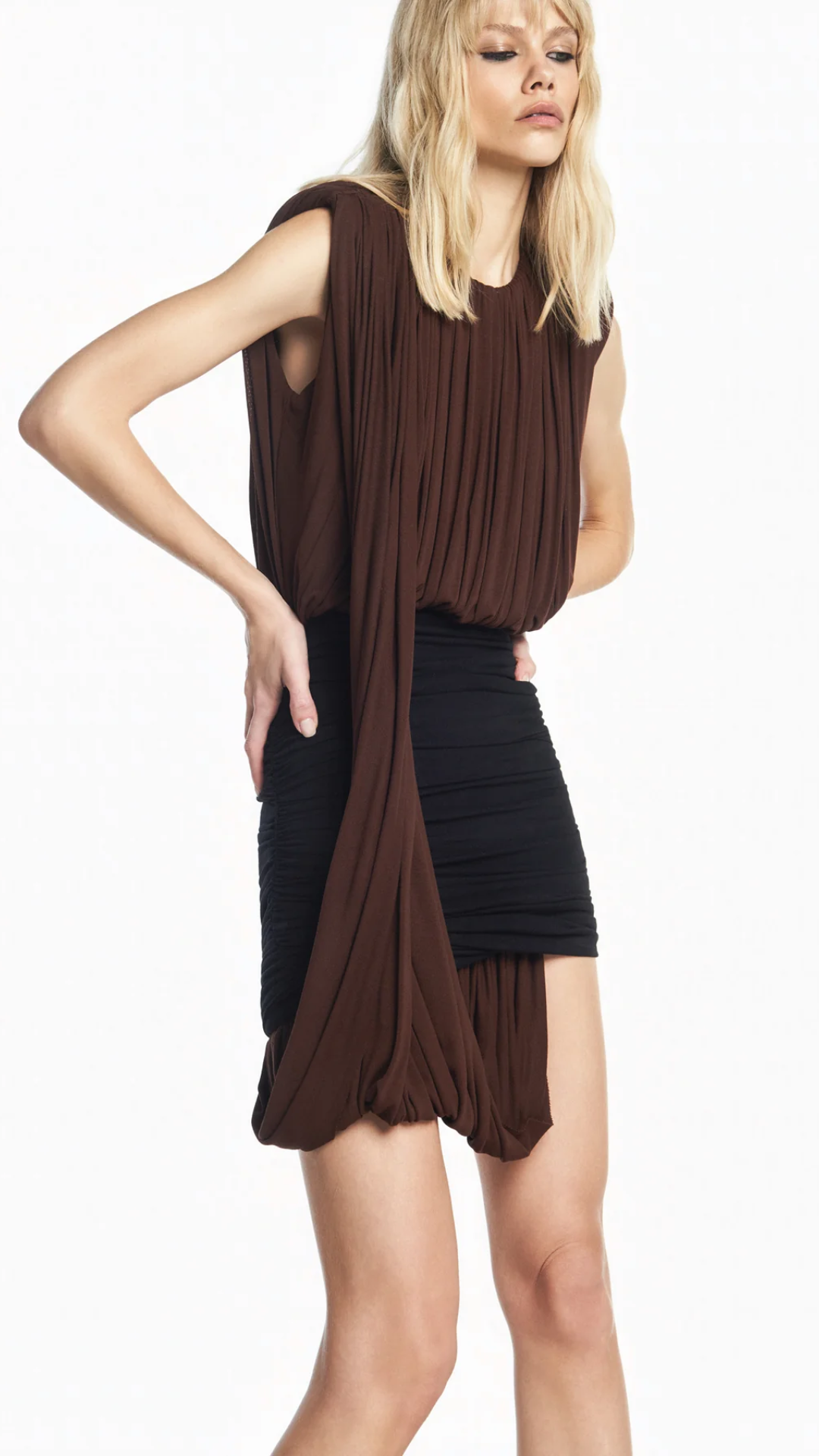 Vestido Curto Bicolor Pala e Corpo Drapeados Faixa Lateral Malha Marrom e Preto