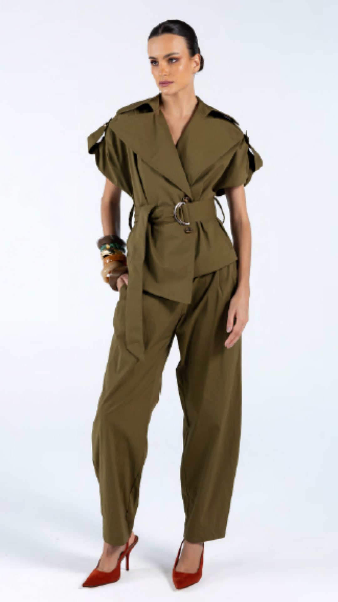 Calça Cenoura com Pregas Verde Oliva