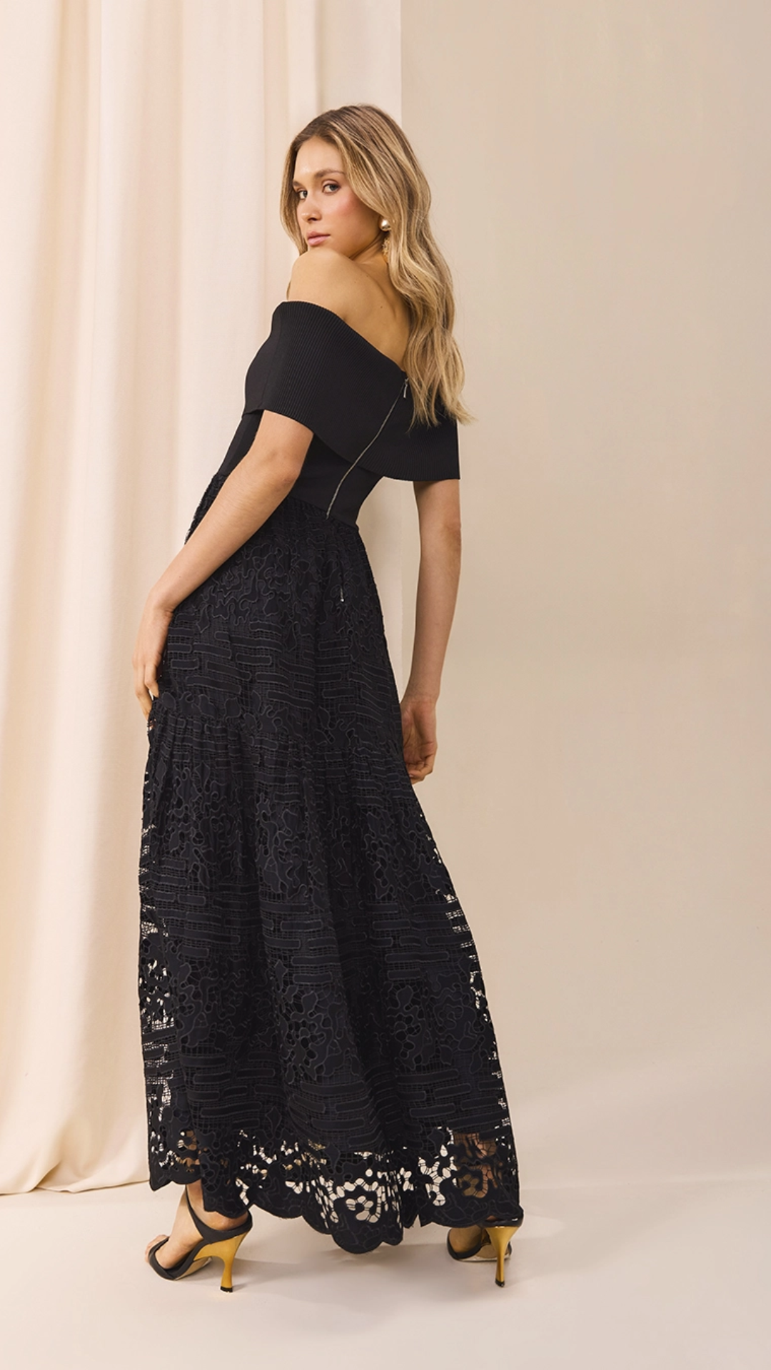 Vestido Ombro a Ombro Renda Geométrica Preto