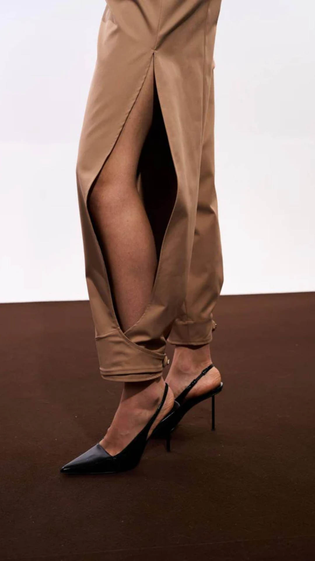 Calça Alfaiataria Cropped Maxi Fenda Mocha