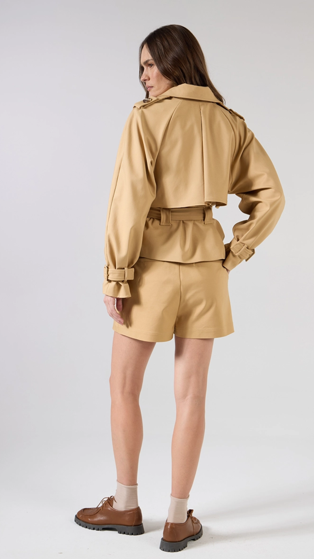 Conjunto Trench Cropped com Short Bege Andiroba