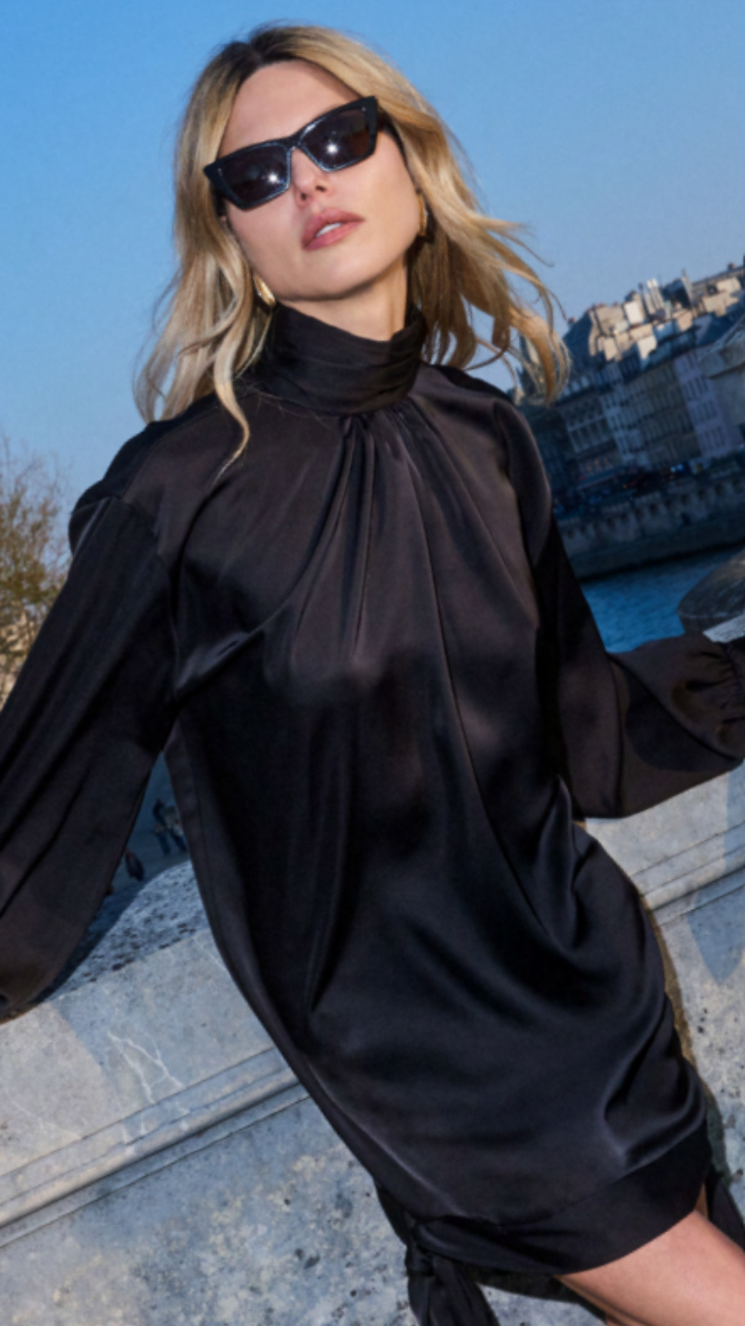 Vestido Gola Alta Laços Preto