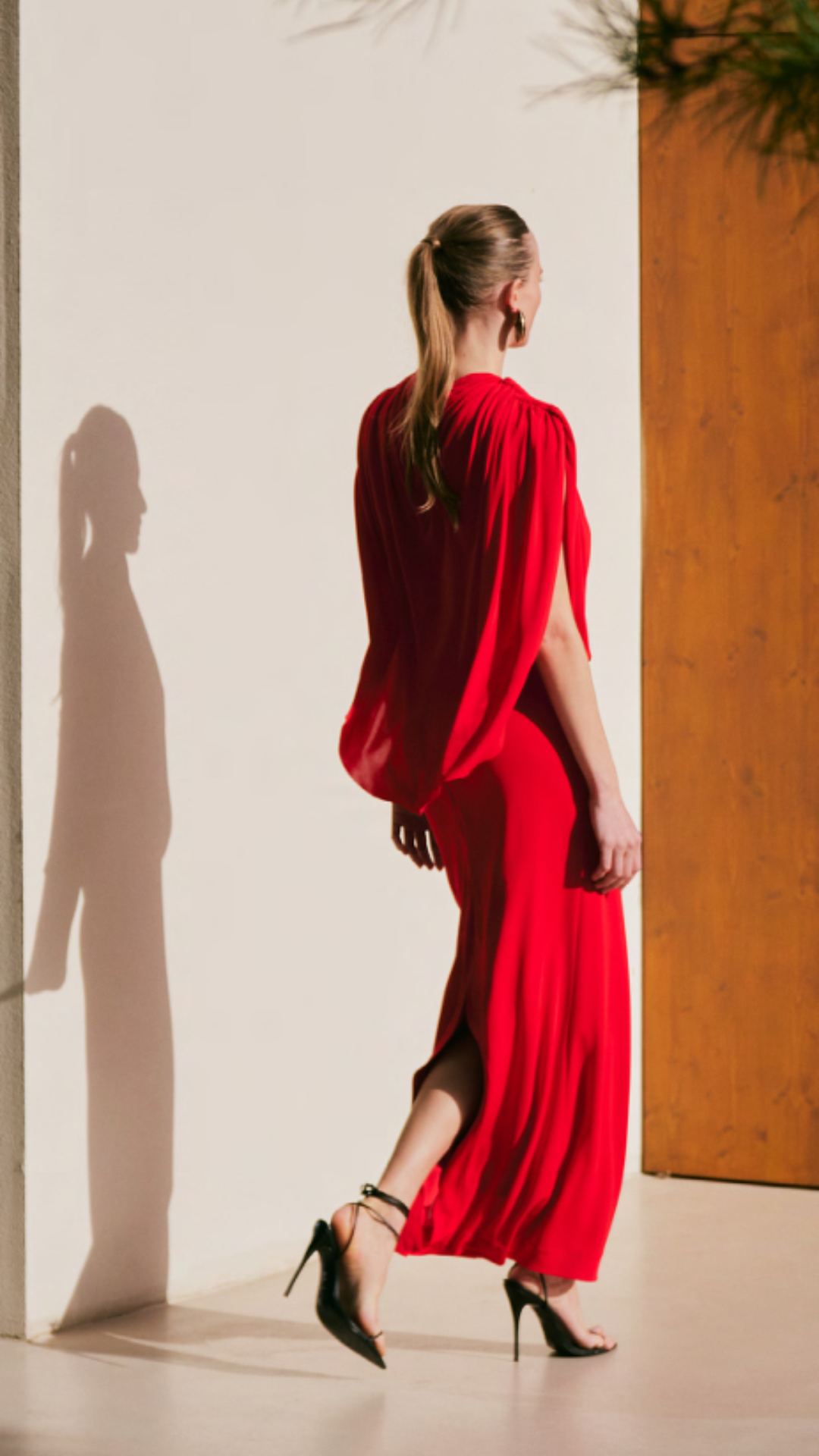 Vestido Drapeado Vazado Lateral Vermelho