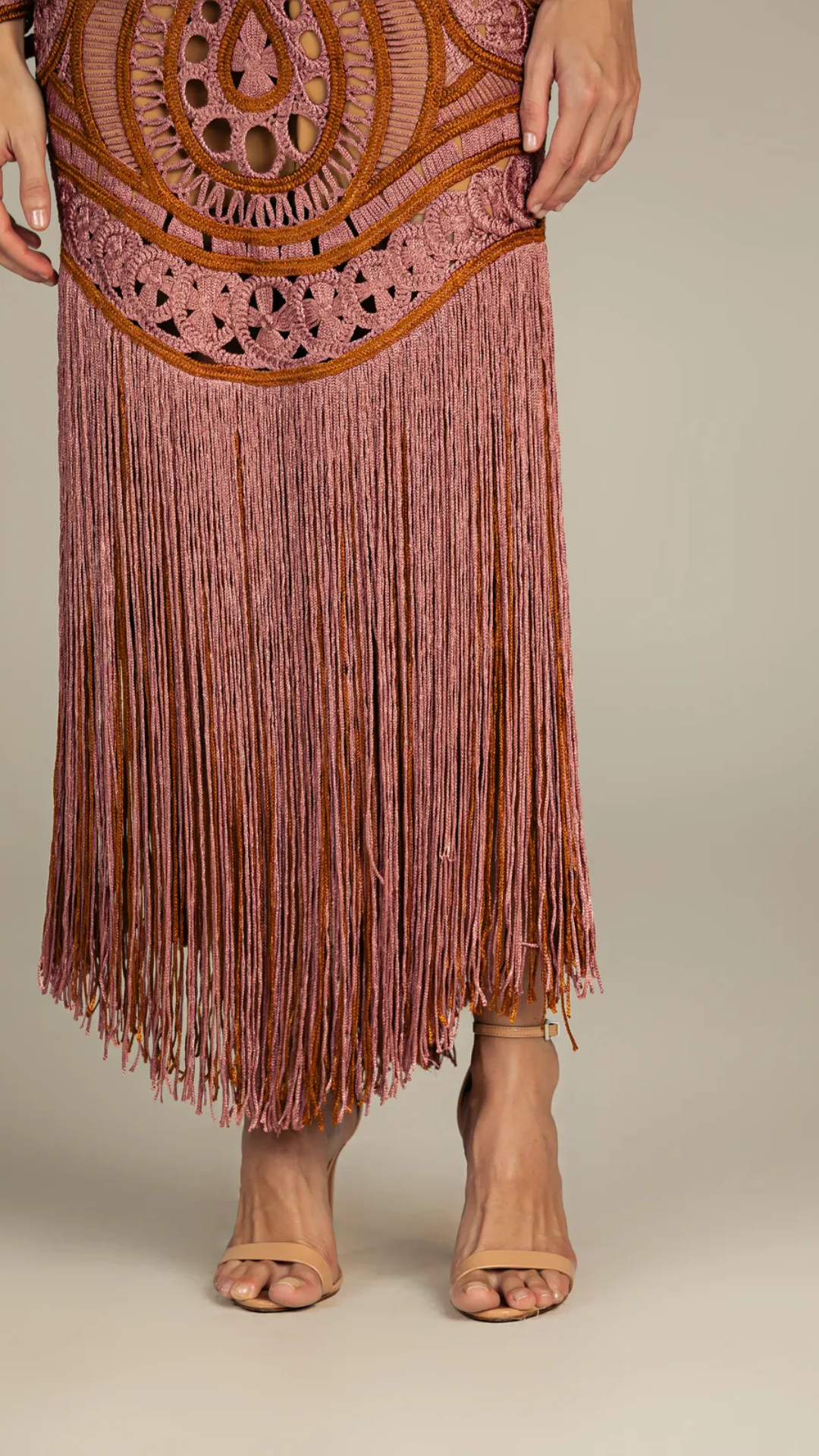 Vestido Midi Rosê e Camel com Franjas