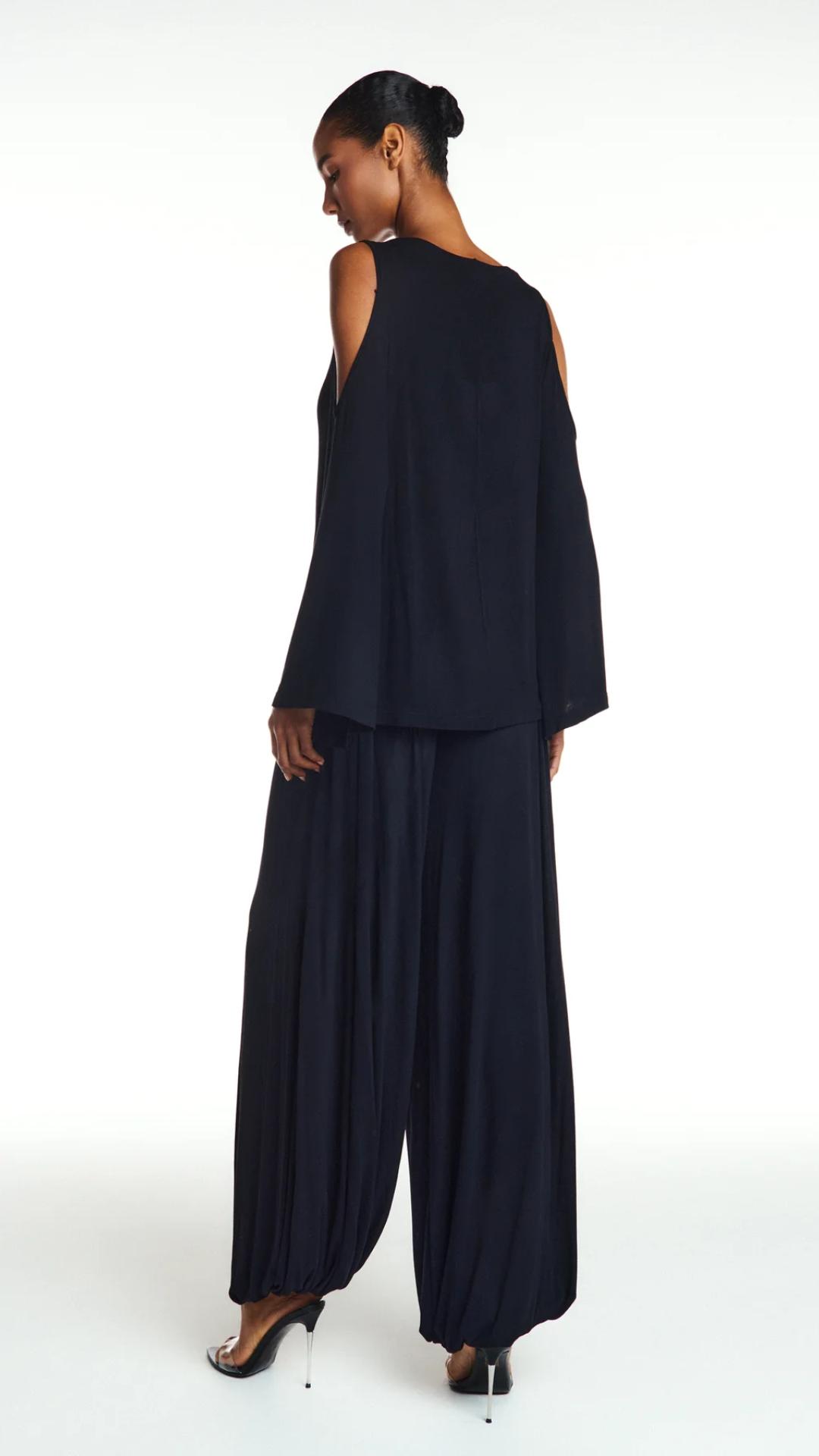 Blusa Ampla Manga Longa Abertura Ombro Malha Preta
