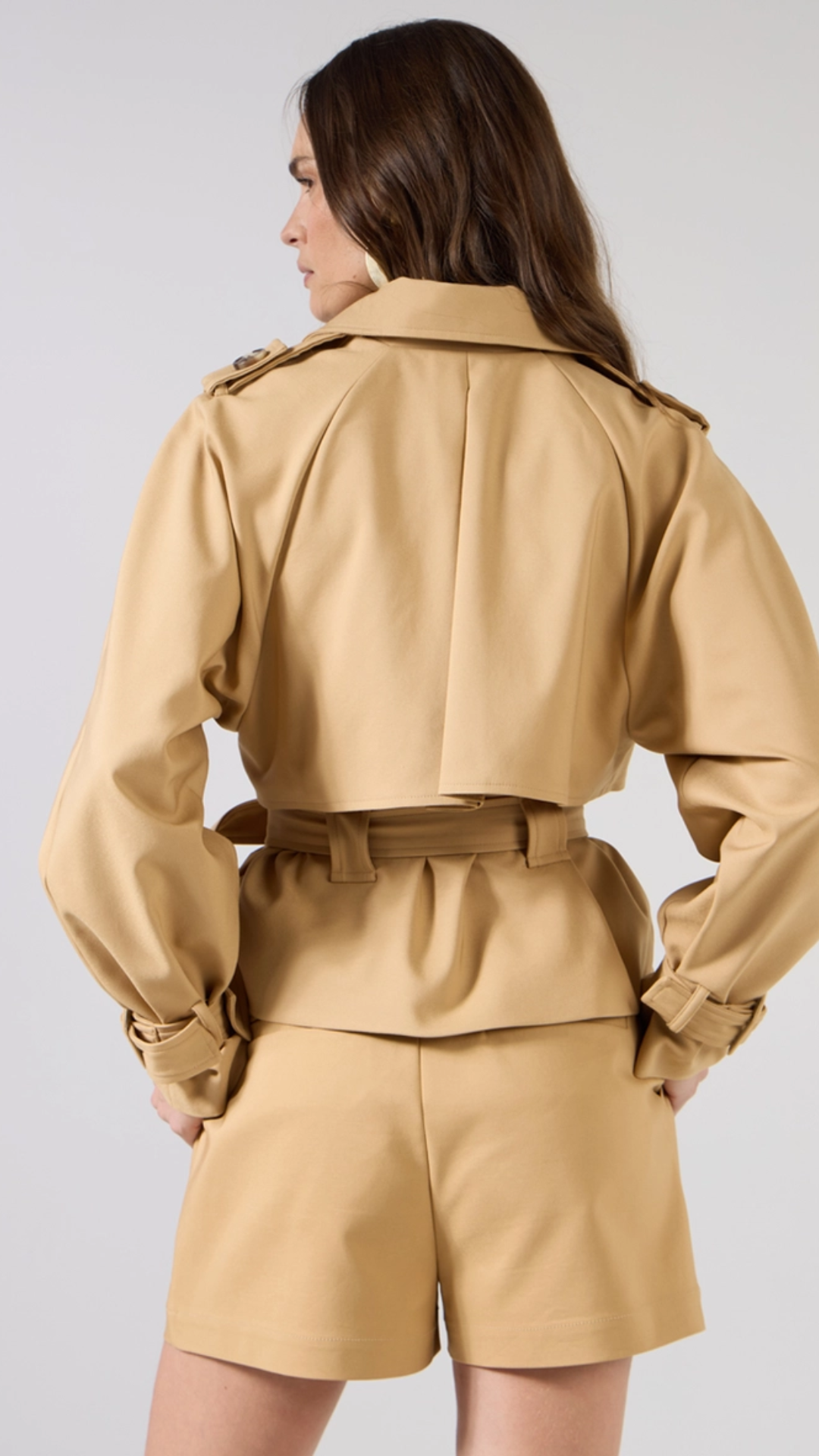 Conjunto Trench Cropped com Short Bege Andiroba