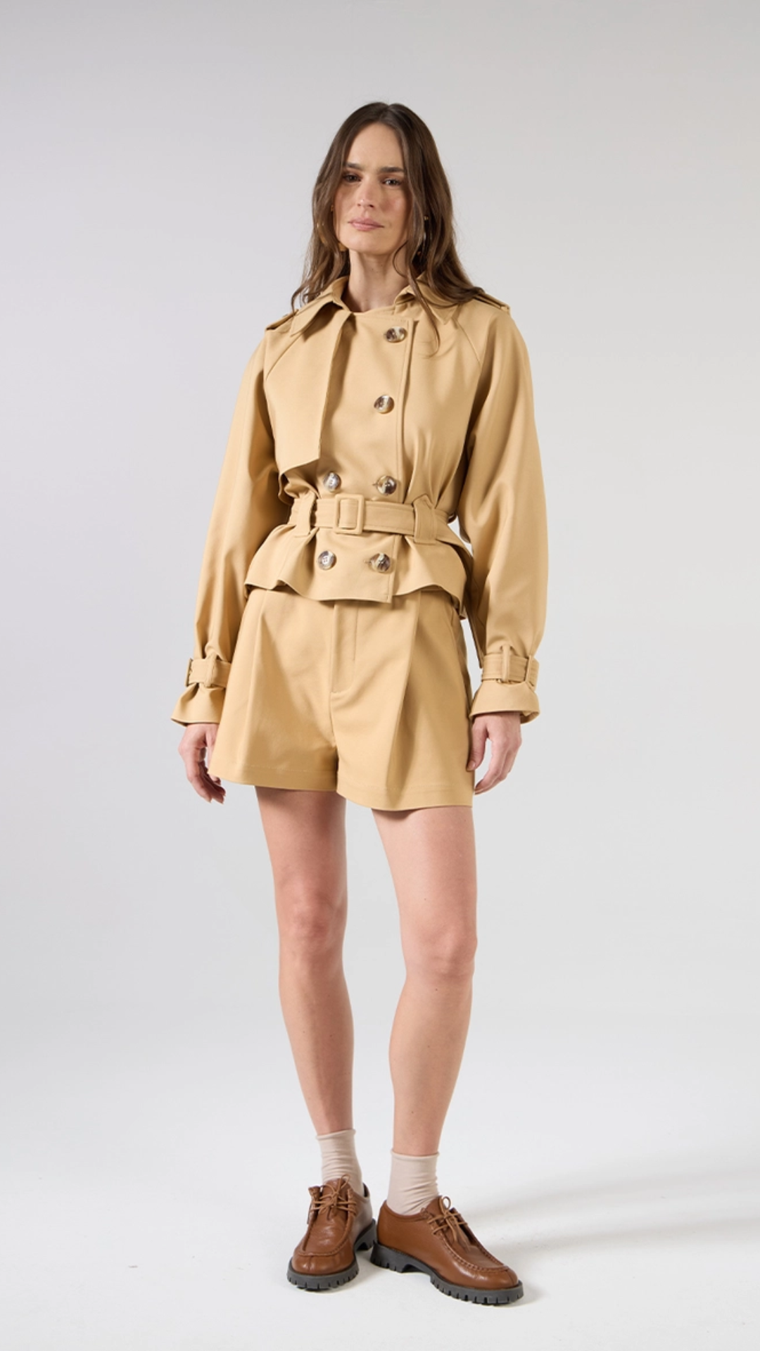 Conjunto Trench Cropped com Short Bege Andiroba