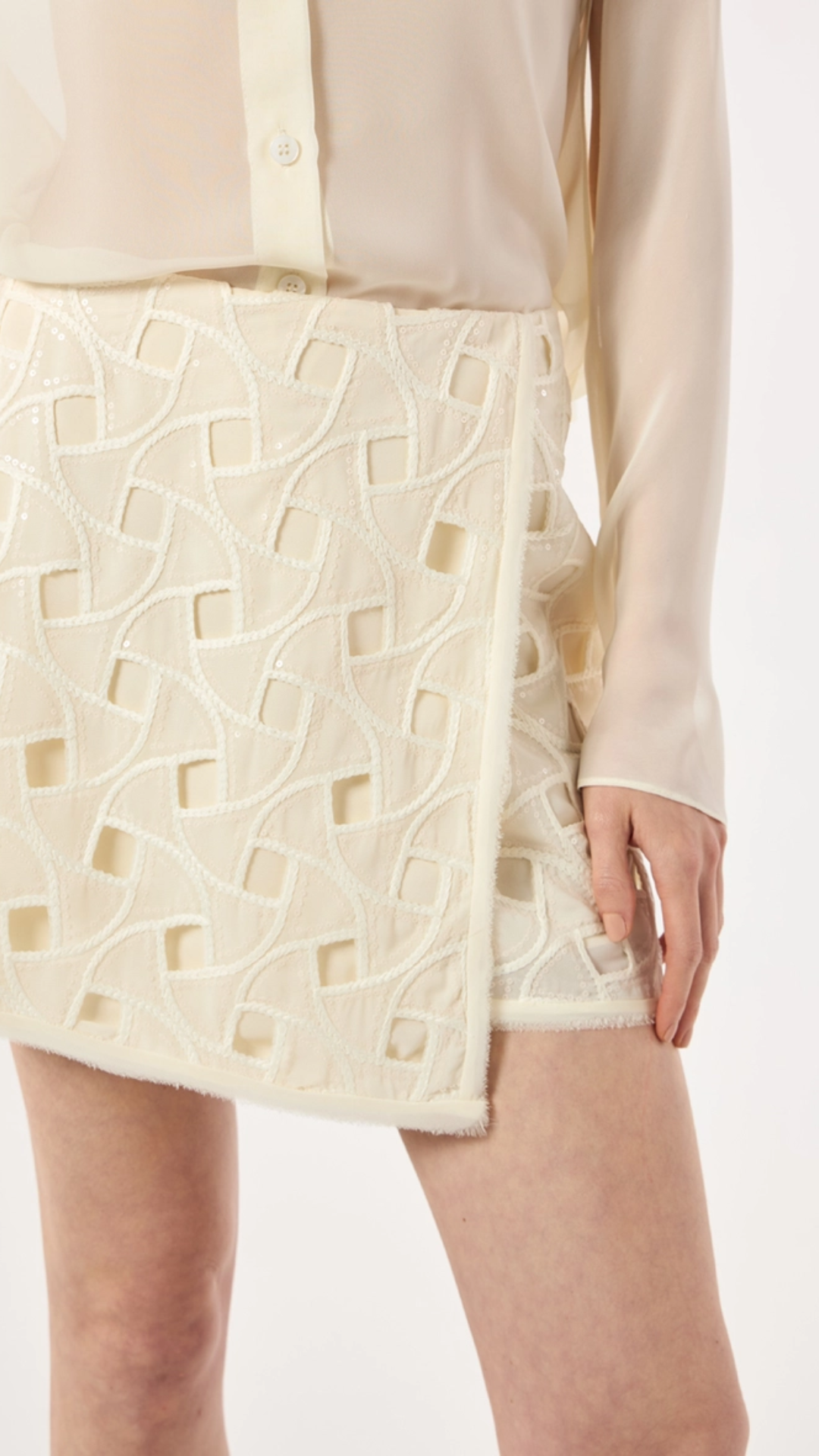 Saia Curta Detalhe Chiffon Bordado Off Shell