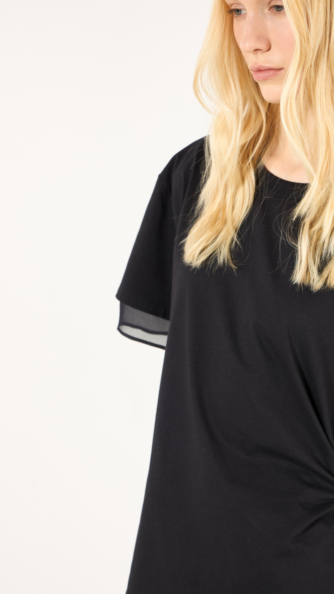 T-Shirt Dupla Detalhe Broche Preto