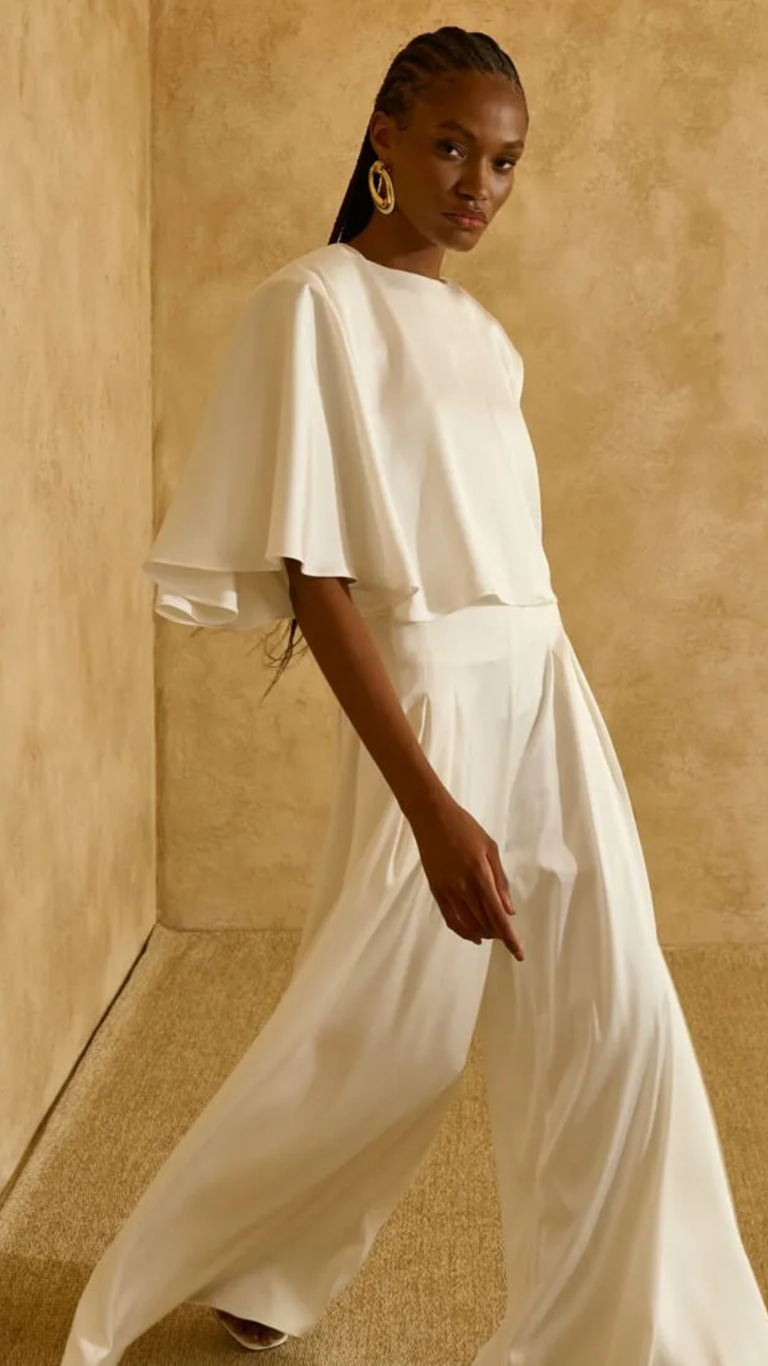 Conjunto Off White Cetim Pantalona e Blusa Godê Ombreiras