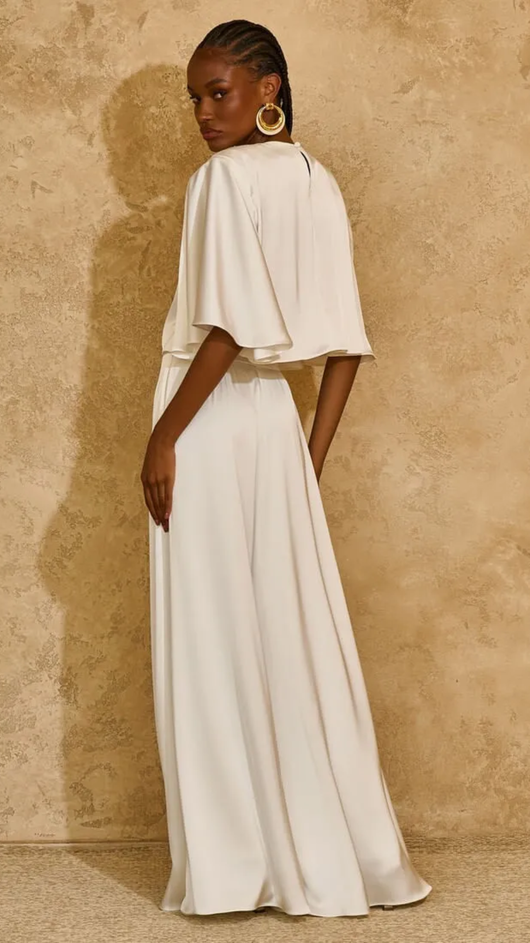 Conjunto Off White Cetim Pantalona e Blusa Godê Ombreiras