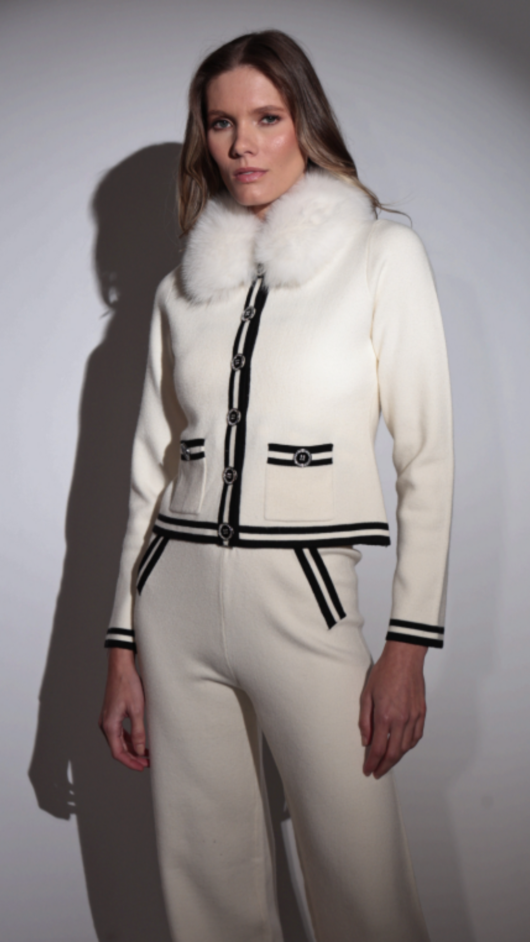 Conjunto Tricot Cardigan Gola Pele Removível com Top e Calça Pantalona Off White/Black