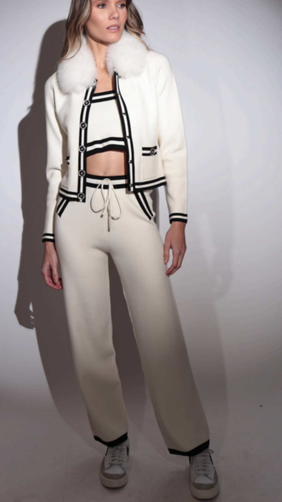 Conjunto Tricot Cardigan Gola Pele Removível com Top e Calça Pantalona Off White/Black