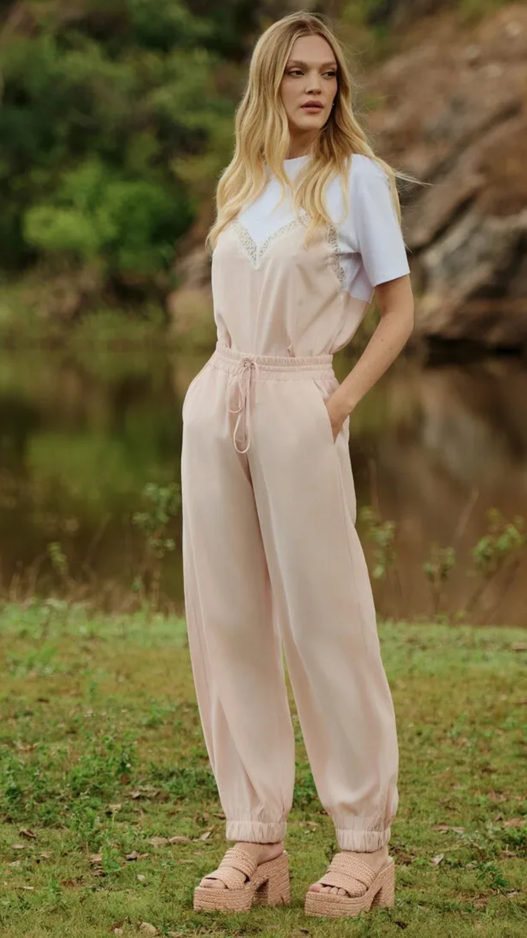 Conjunto Rosa Candy Blusa Renda e Calça Jogger