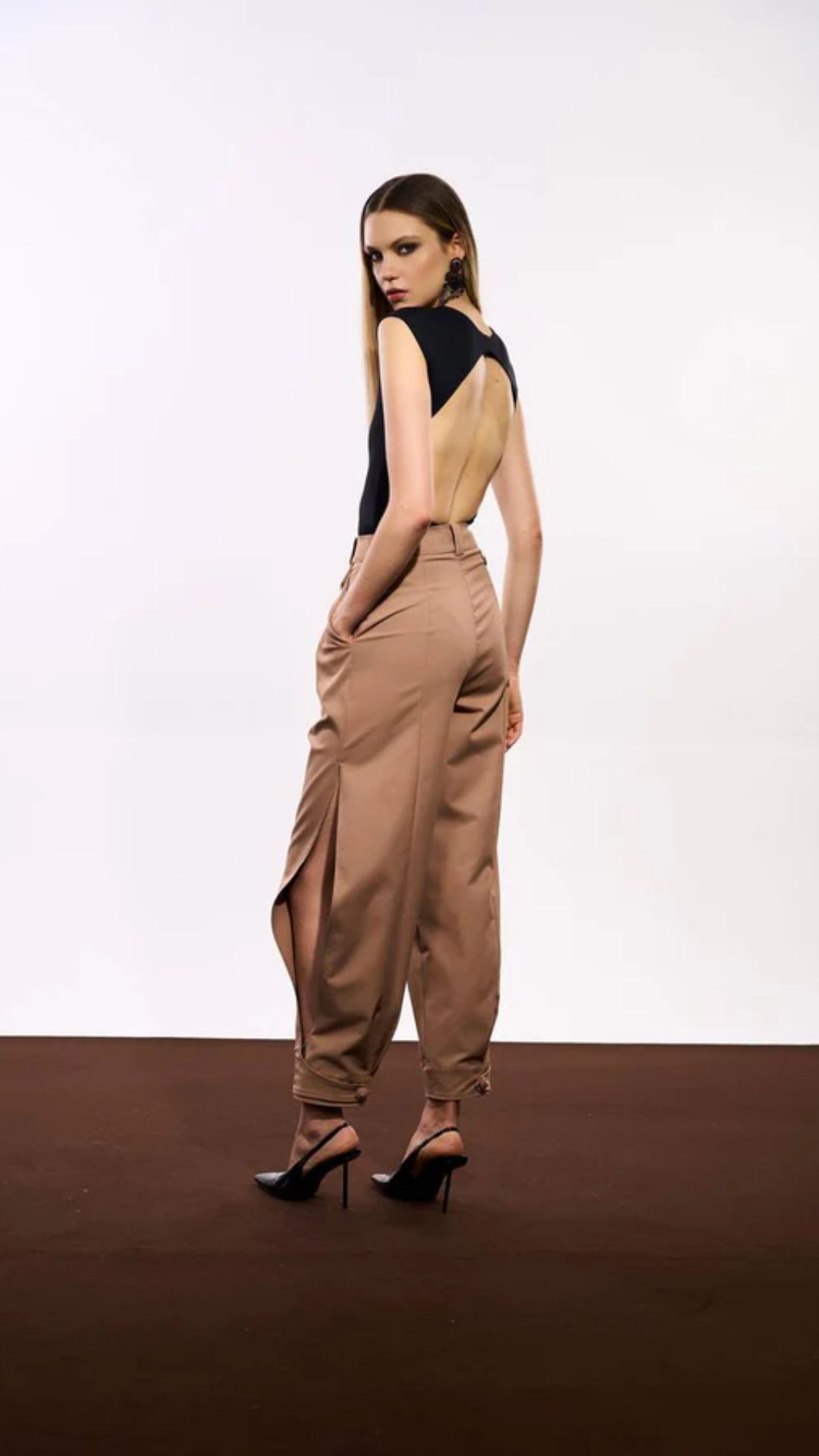 Calça Alfaiataria Cropped Maxi Fenda Mocha