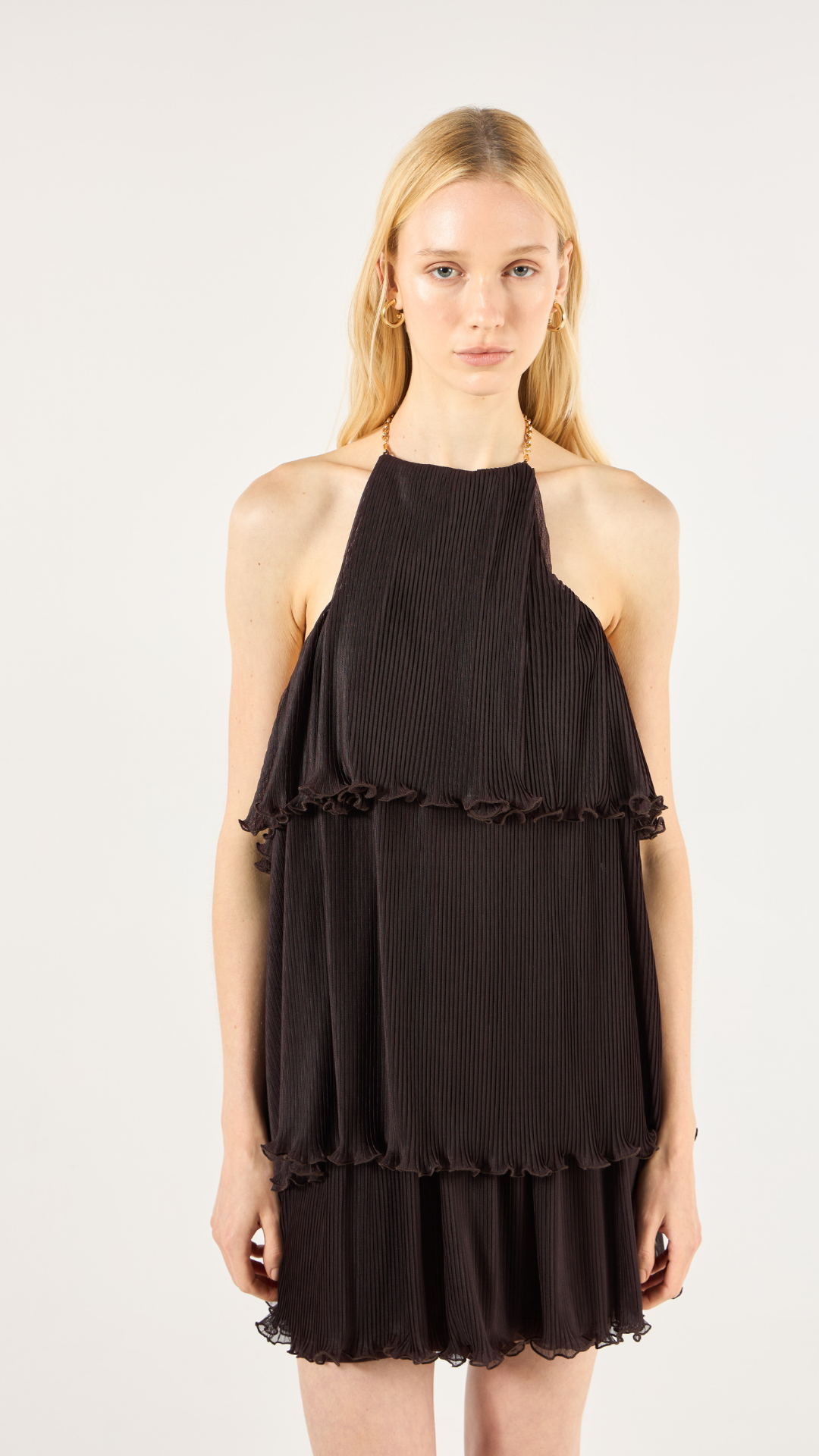 Vestido Curto Camadas Tule Plissê Marrom Hollow