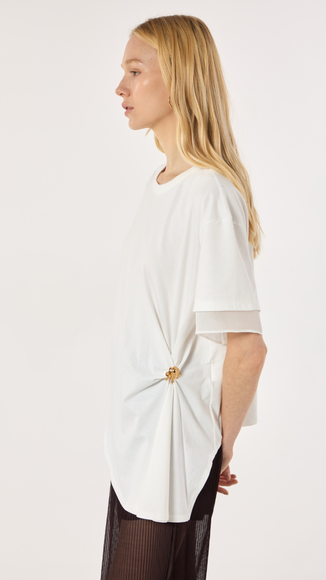 T-Shirt Dupla Detalhe Broche Off Shell