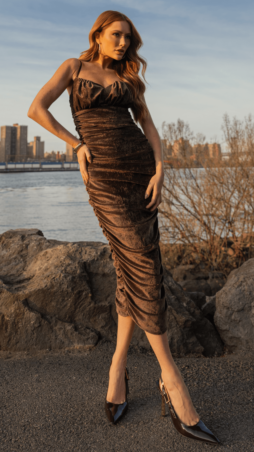 Vestido Midi em Tule de Veludo Drapeado Marrom