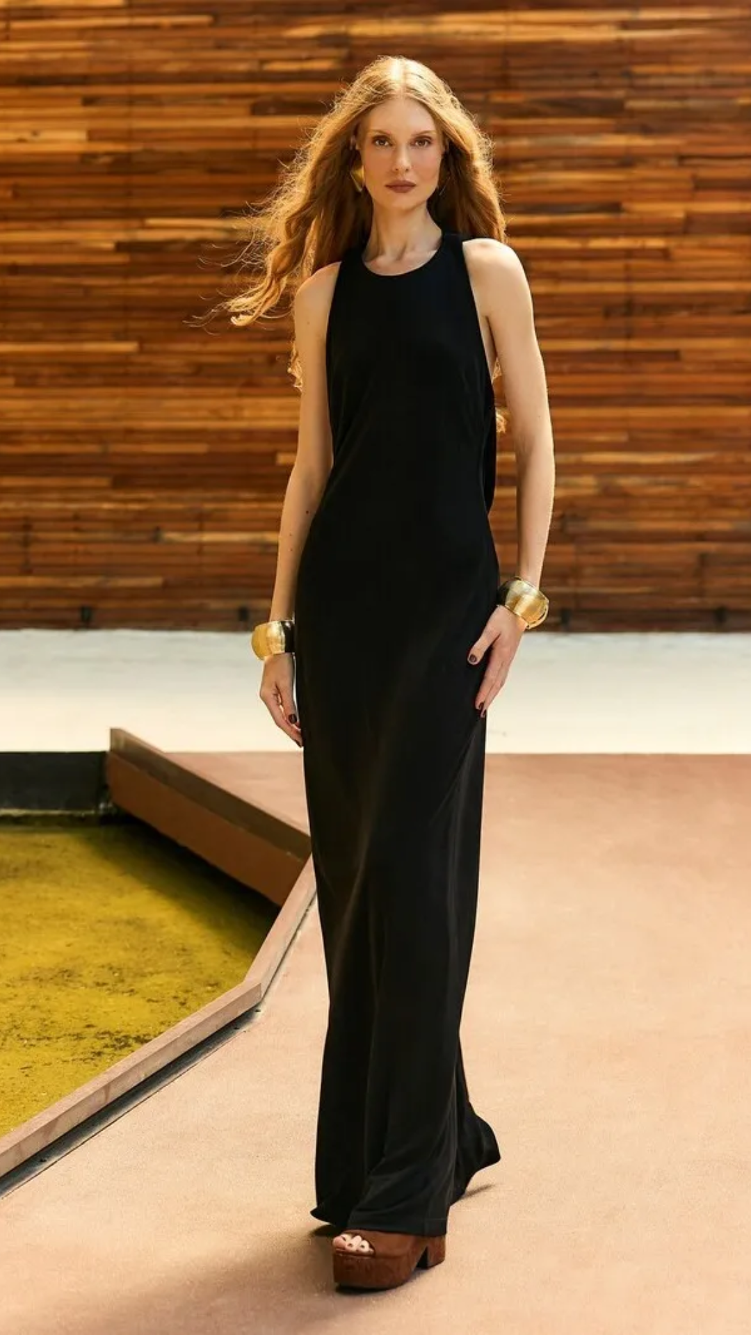Vestido Longo Preto com Decote de Nó
