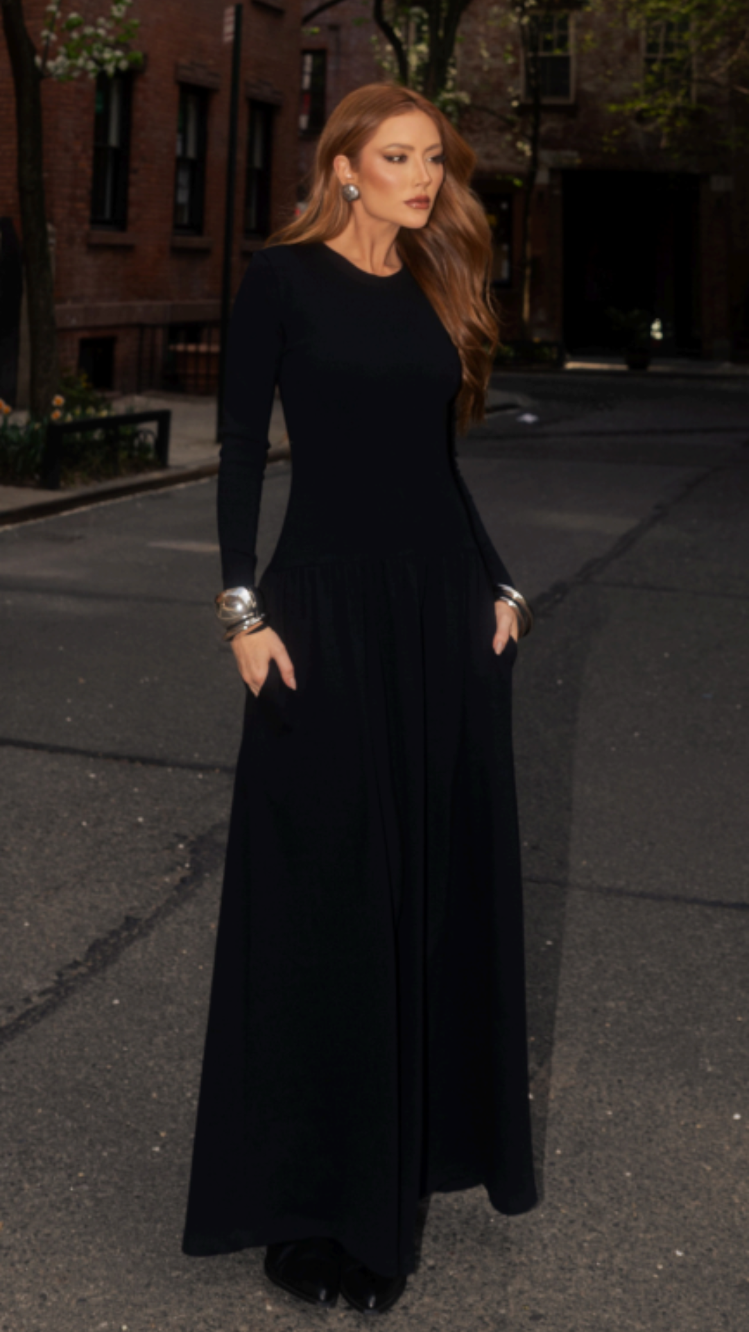 Vestido em Malha de Manga Longa e Saia Baixa Ampla Preto