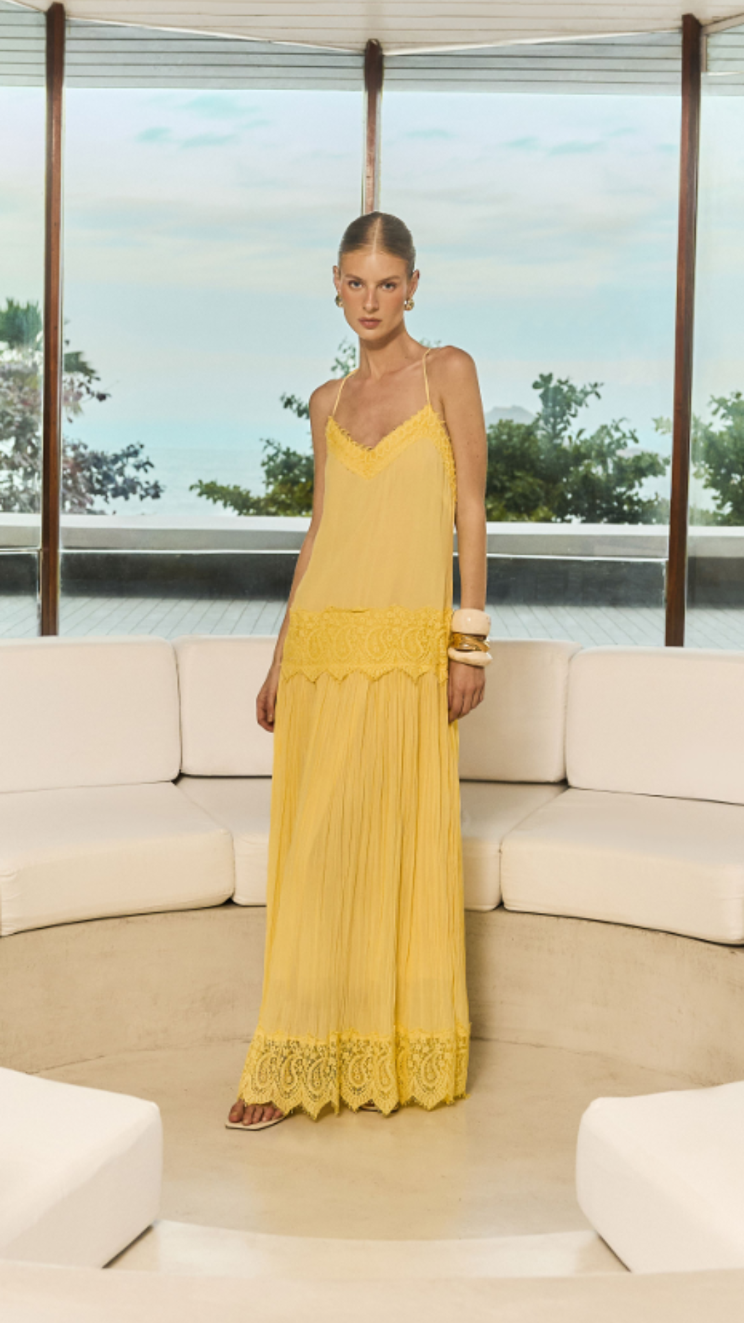 Vestido Longo Amarelo Tarquinado com Renda Aplicada