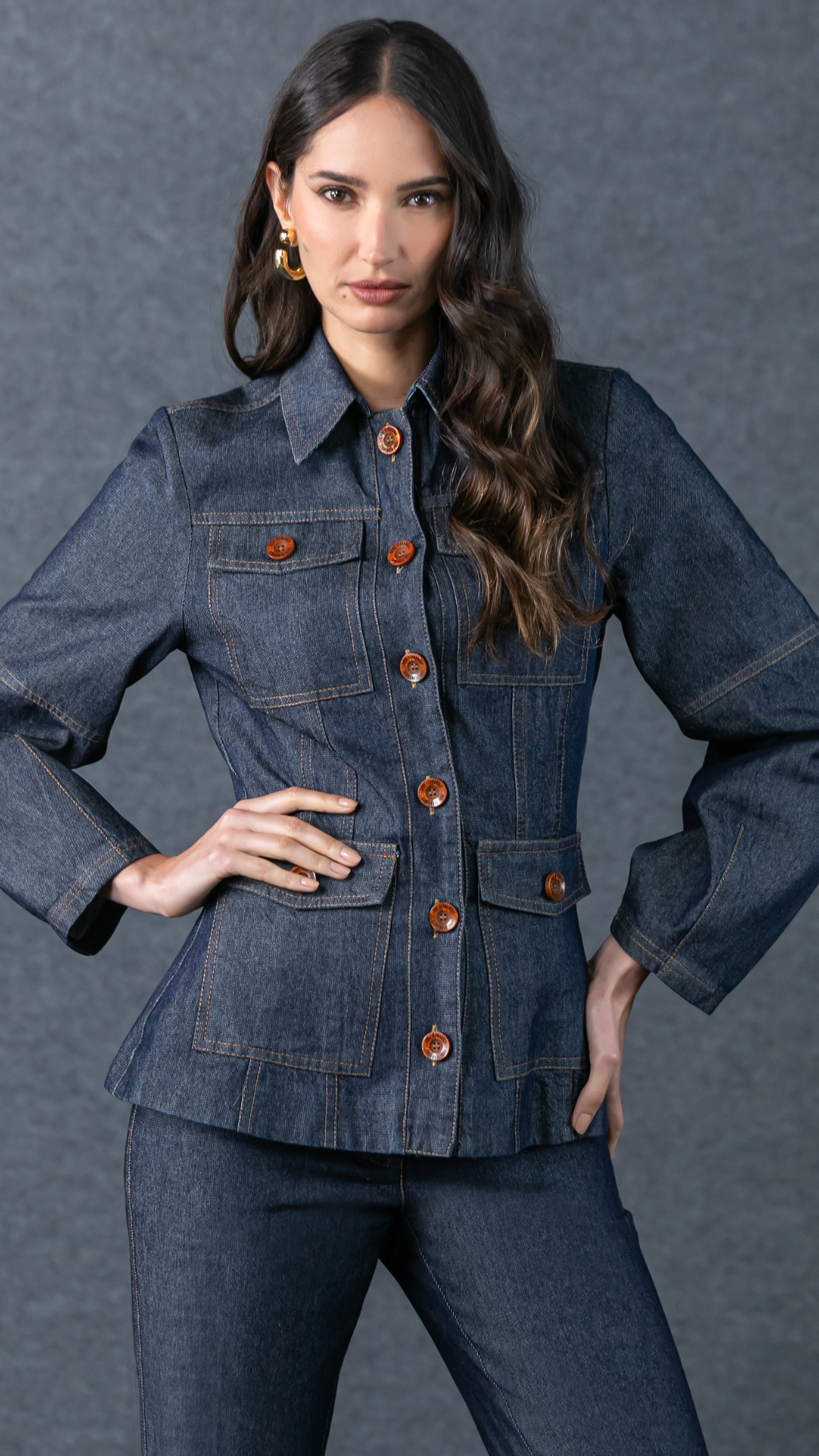 Conjunto Jeans Camisa Bolsos Pespontados e Calça Flare