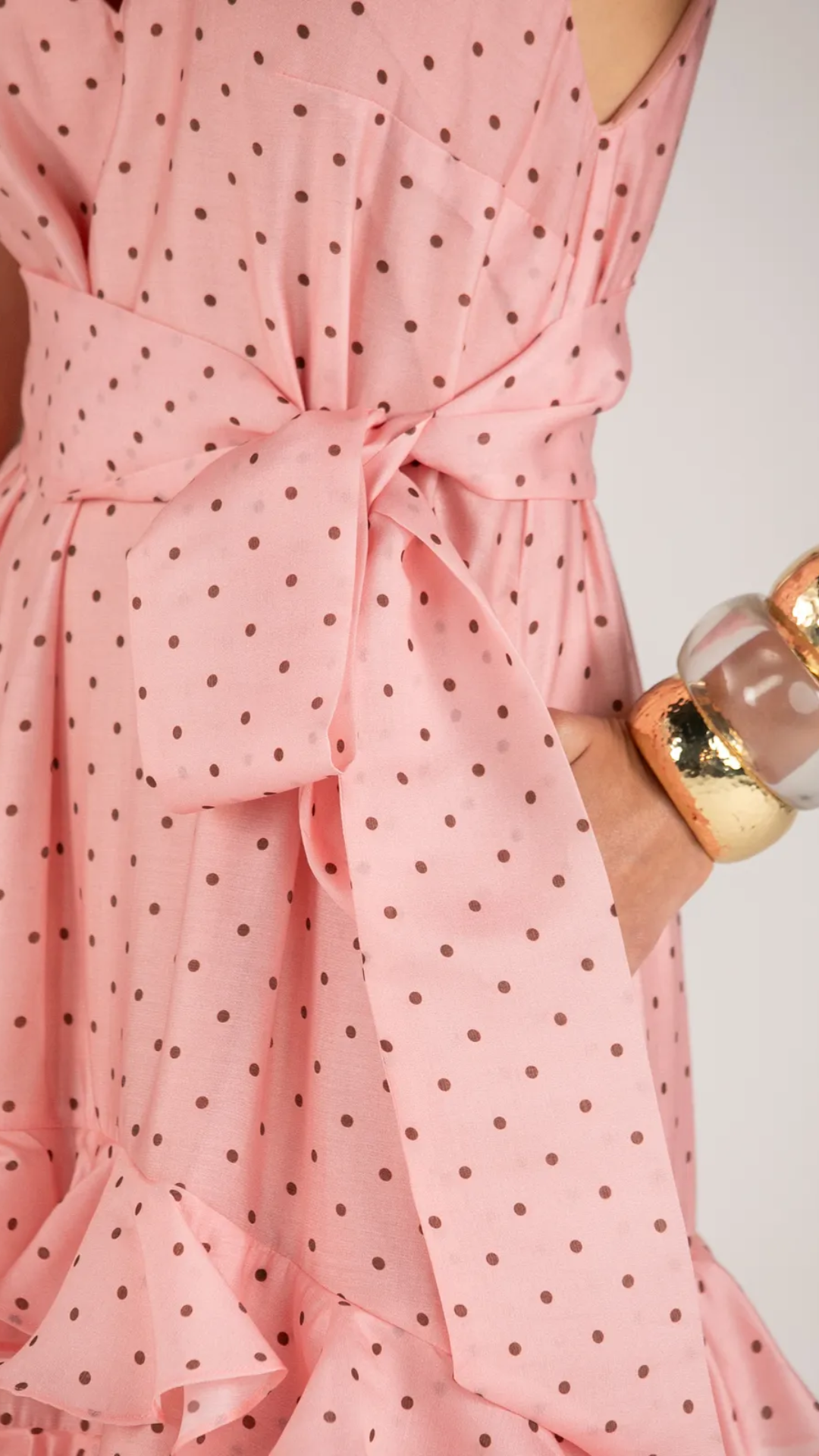 Vestido Longo Babados Faixa Amarração Rosa com Poás Marrons