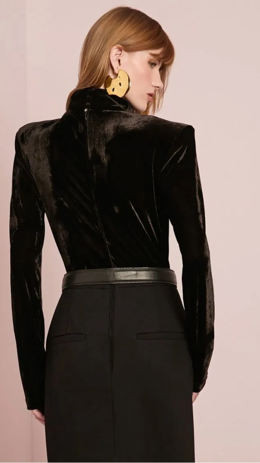 Body de Veludo Preto com Ombreira