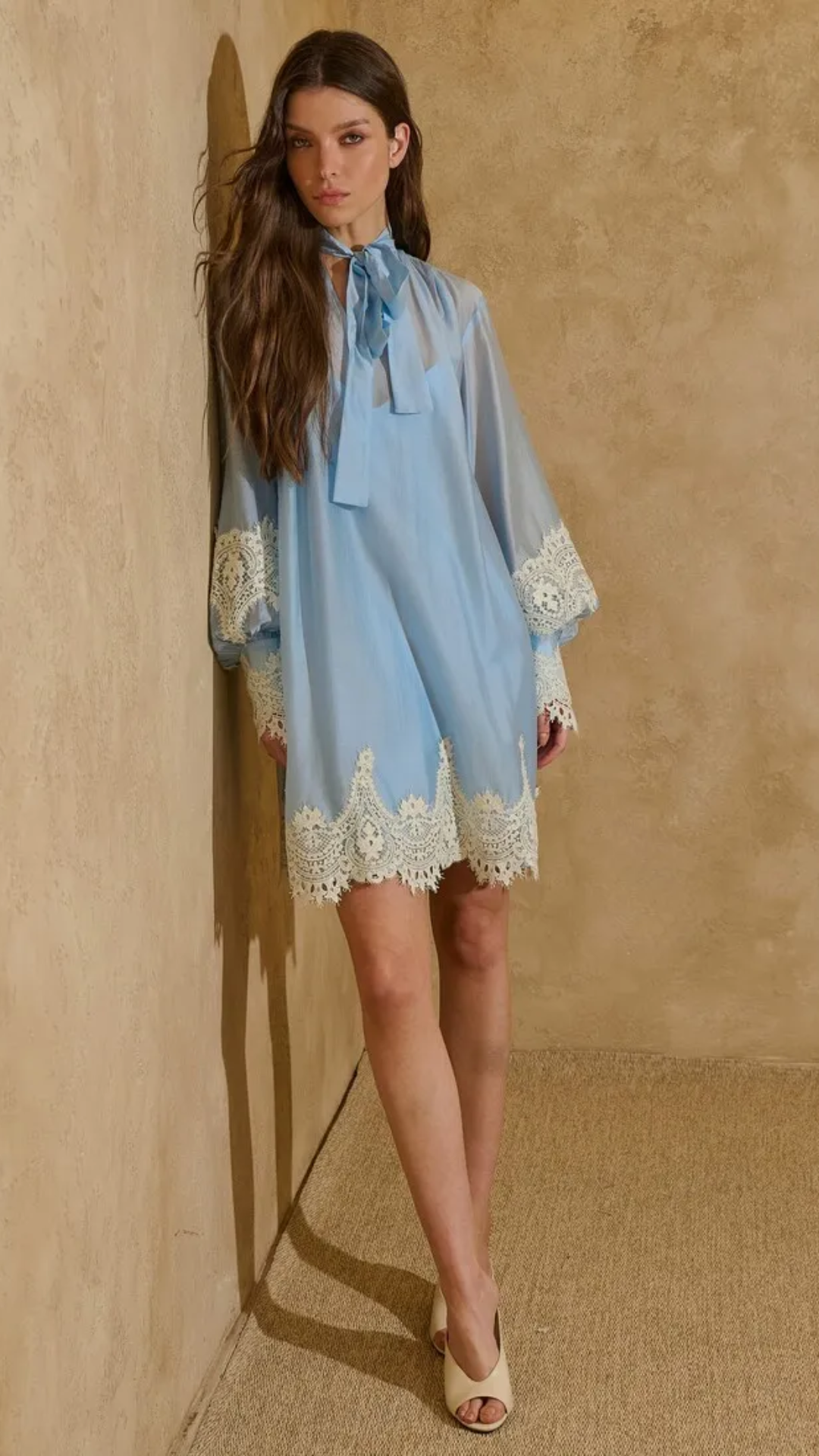 Vestido Mangas e Barra com Renda e Laço Pescoço