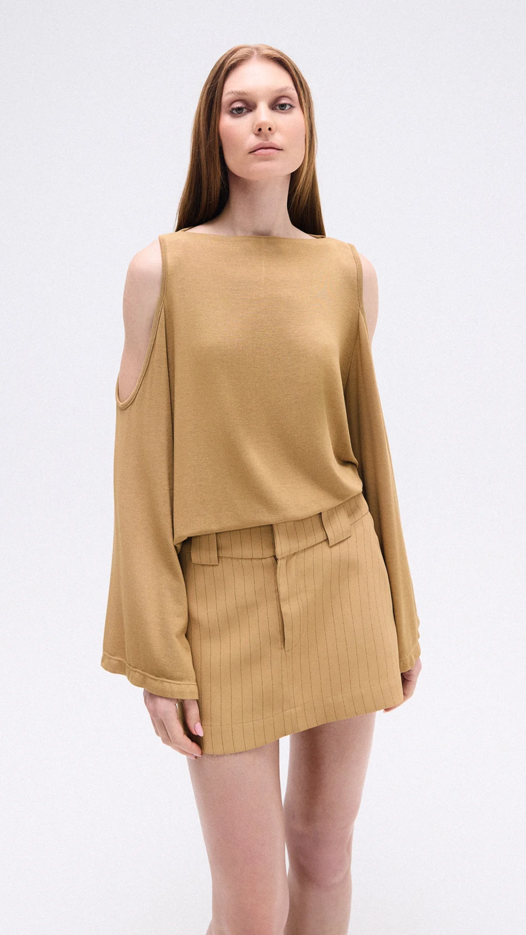 Blusa Ampla Manga Longa Abertura Ombro Caramelo