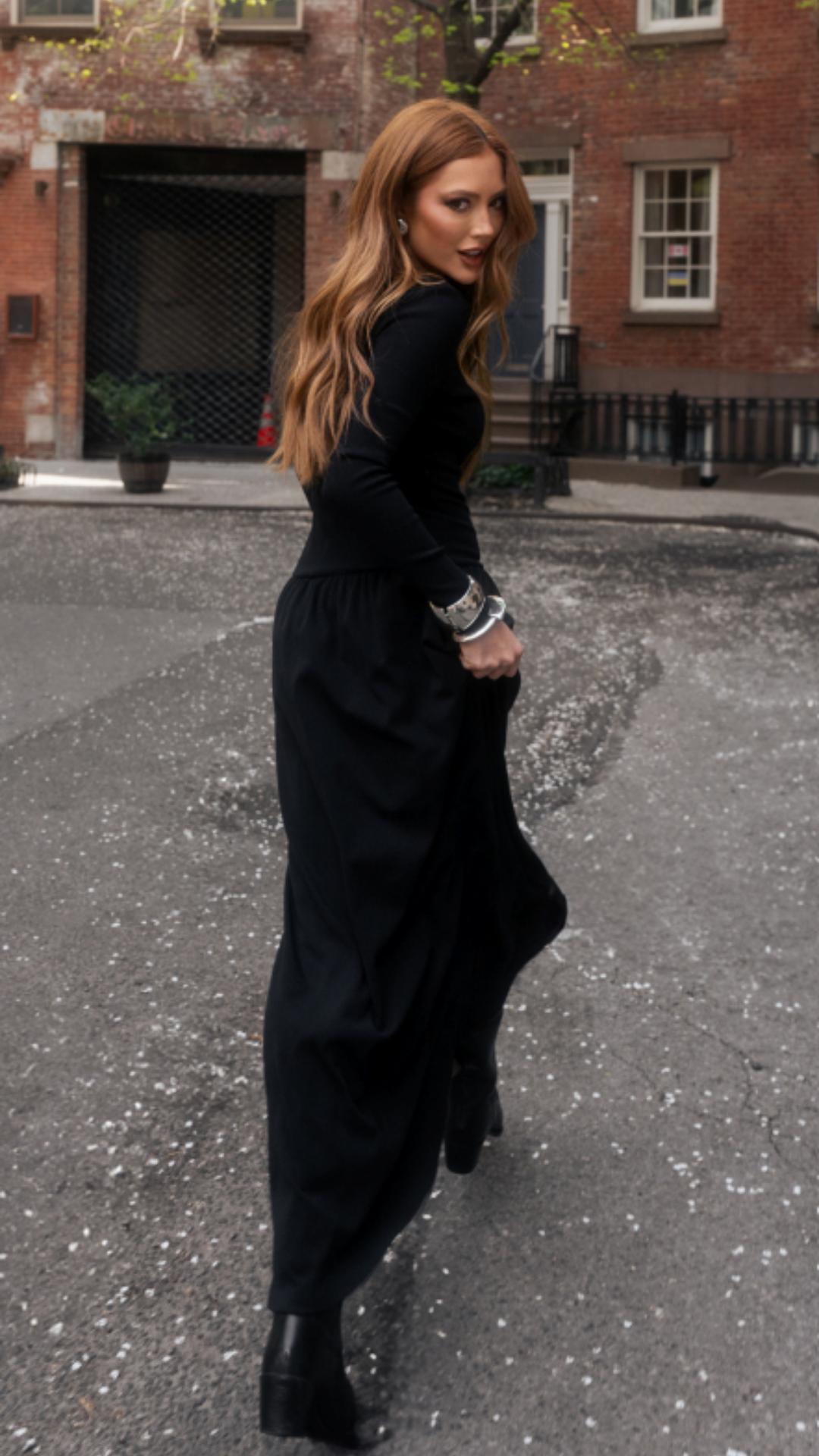 Vestido em Malha de Manga Longa e Saia Baixa Ampla Preto