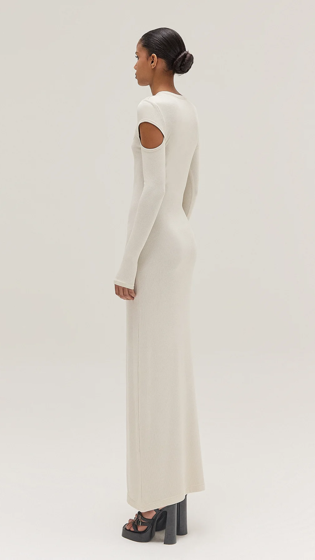 Vestido Longo Manga Longa Recortes Bege