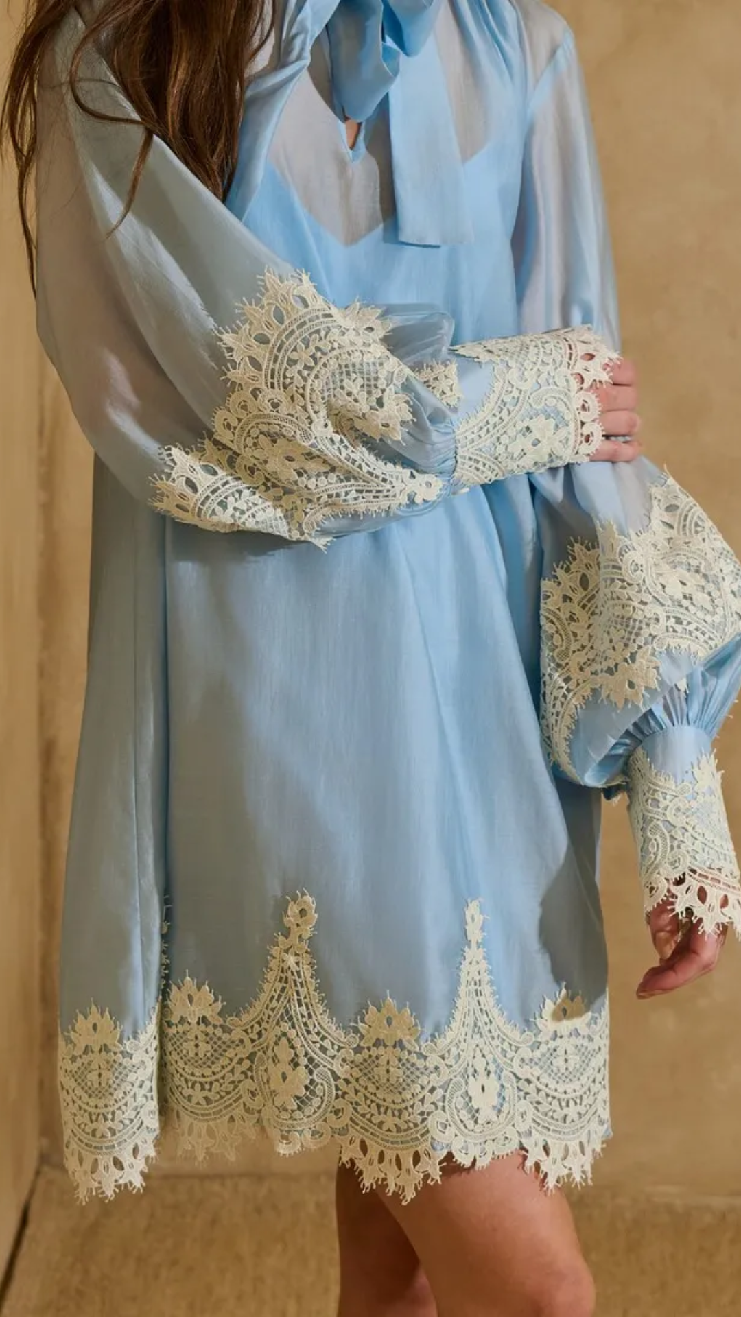 Vestido Mangas e Barra com Renda e Laço Pescoço