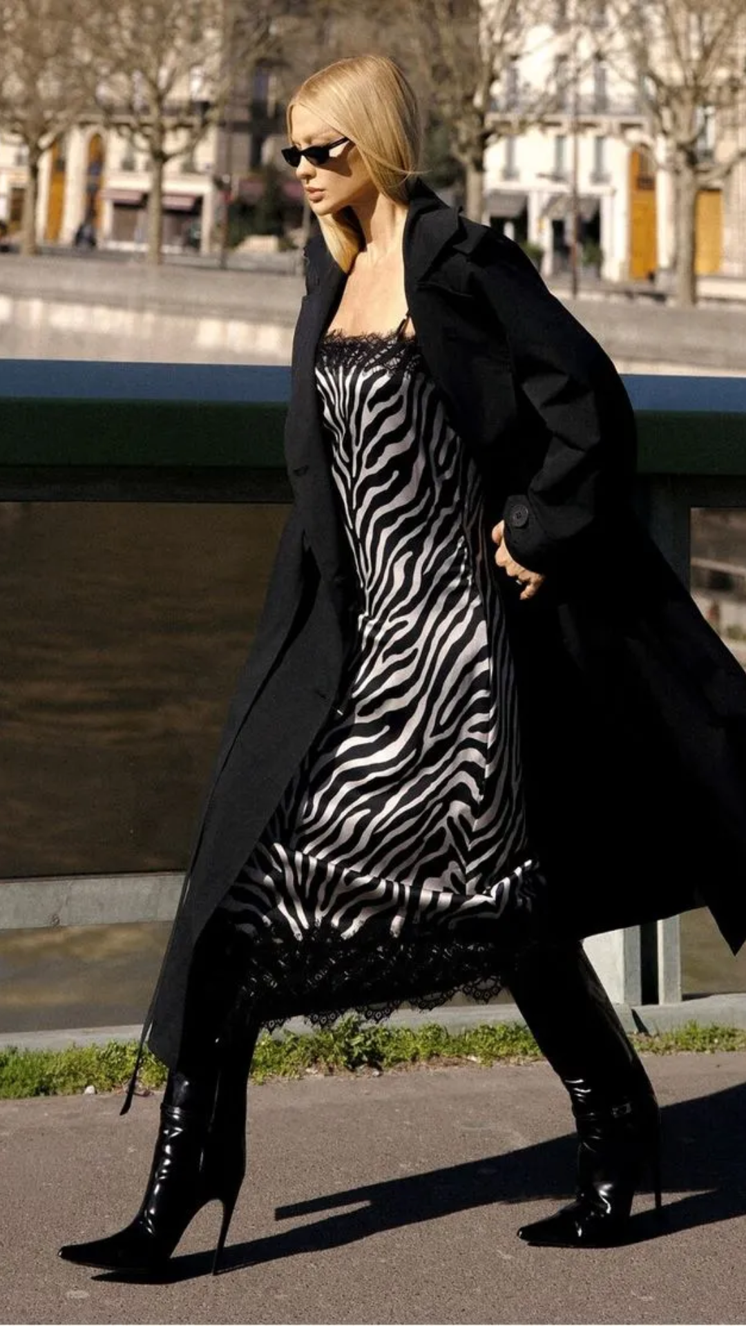 Vestido Midi de Cetim com Estampa de Zebra e Renda