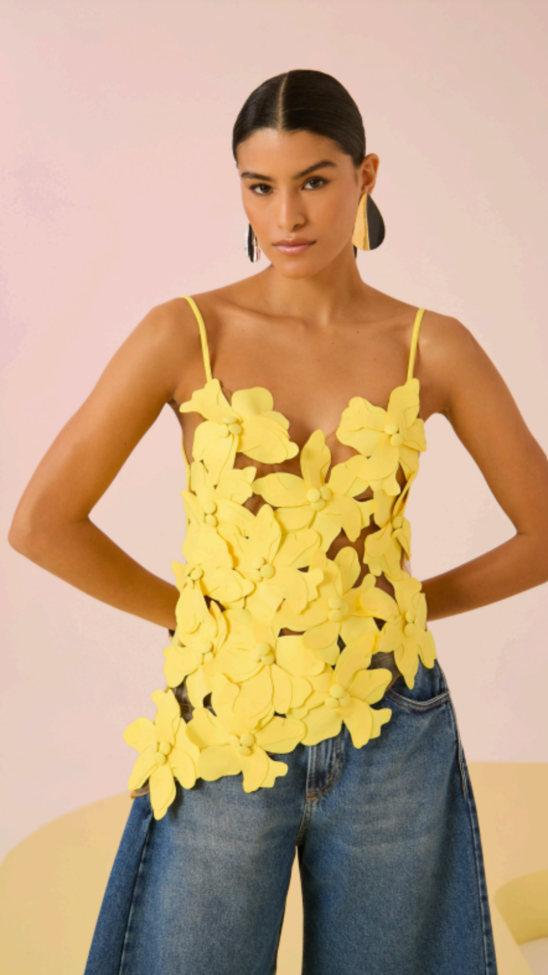 Blusa Assimétrica Flores Aplicadas Amarelo Manteiga